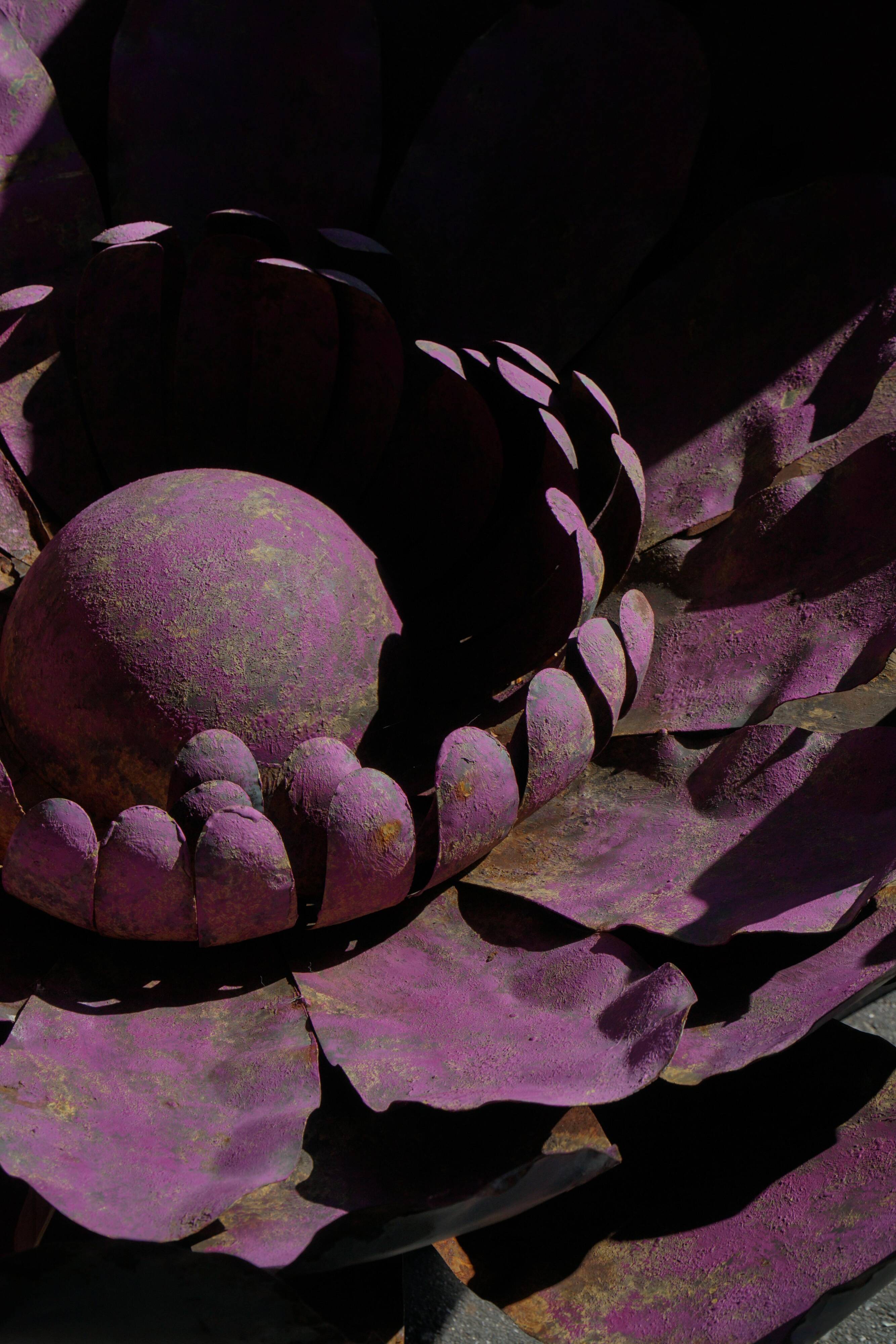 Large sculptural wall decoration of flowers in metal, Belgium, mid-20th century, 1960s.