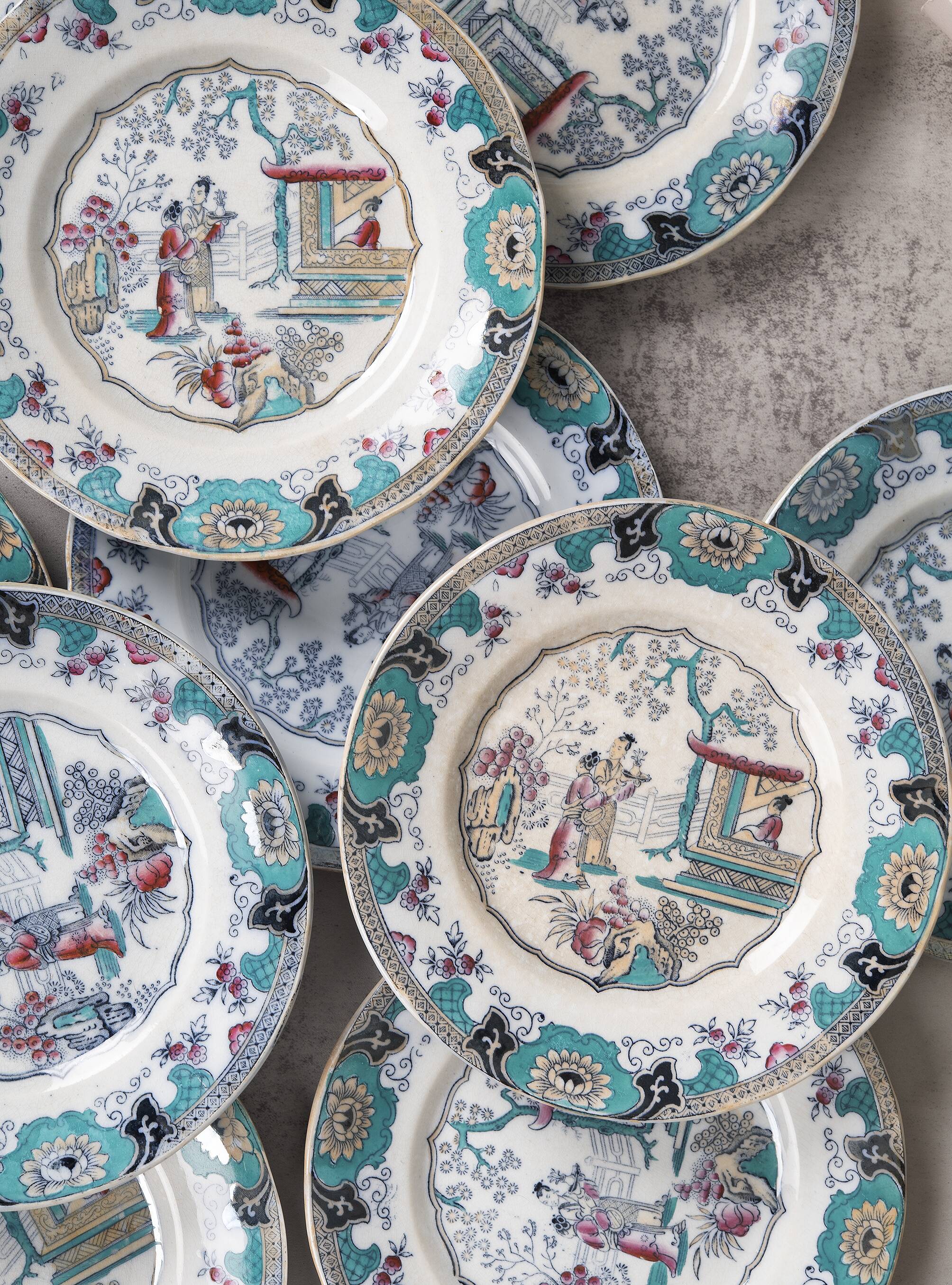12 plates with large dish, Boch Frères Canton