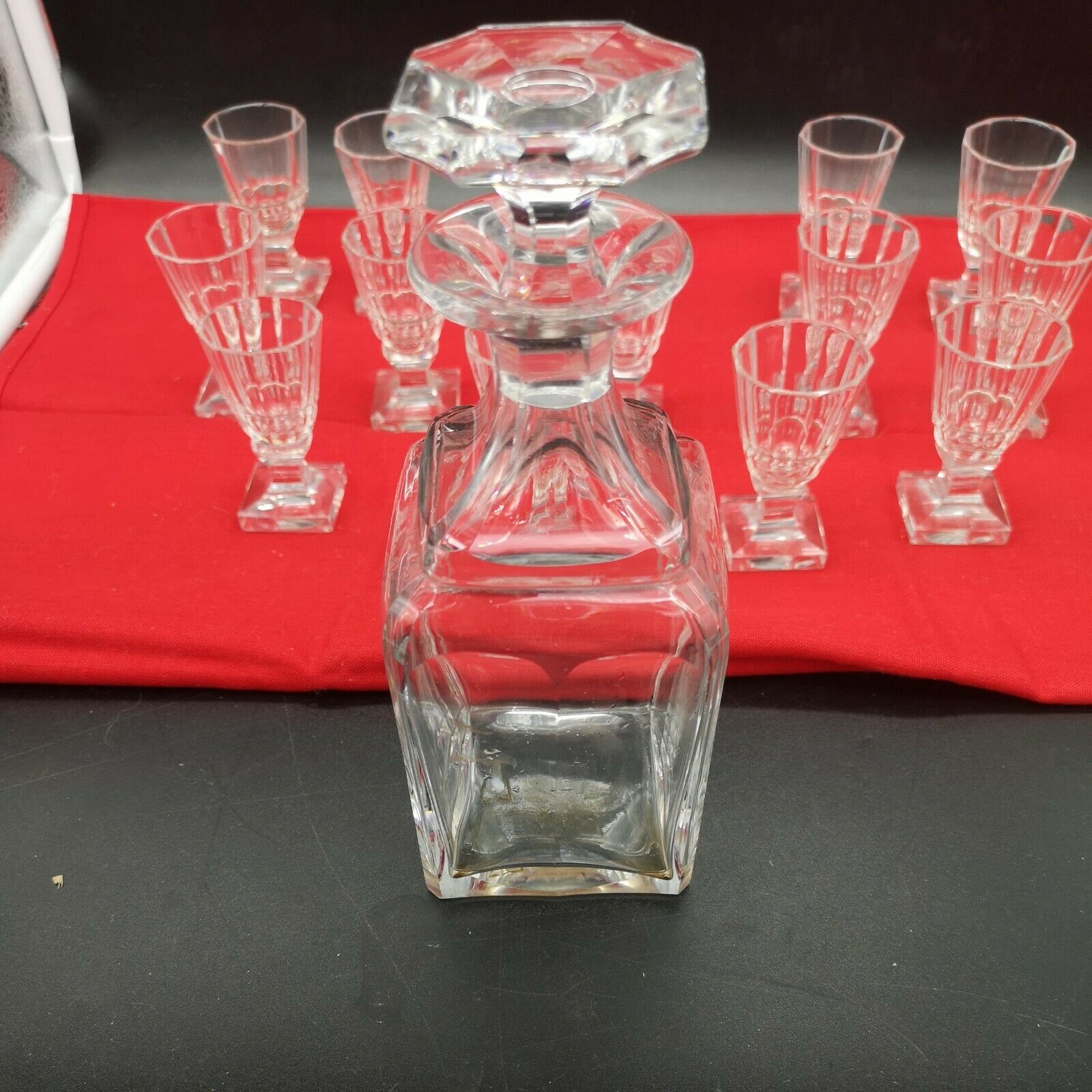 Carafe et 13 verres à liqueurs pied carré côtes plates Baccarat 19ème
