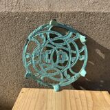 Dessous de plat ancien en fonte émaillée  bleu verte ciselure oiseaux format rond