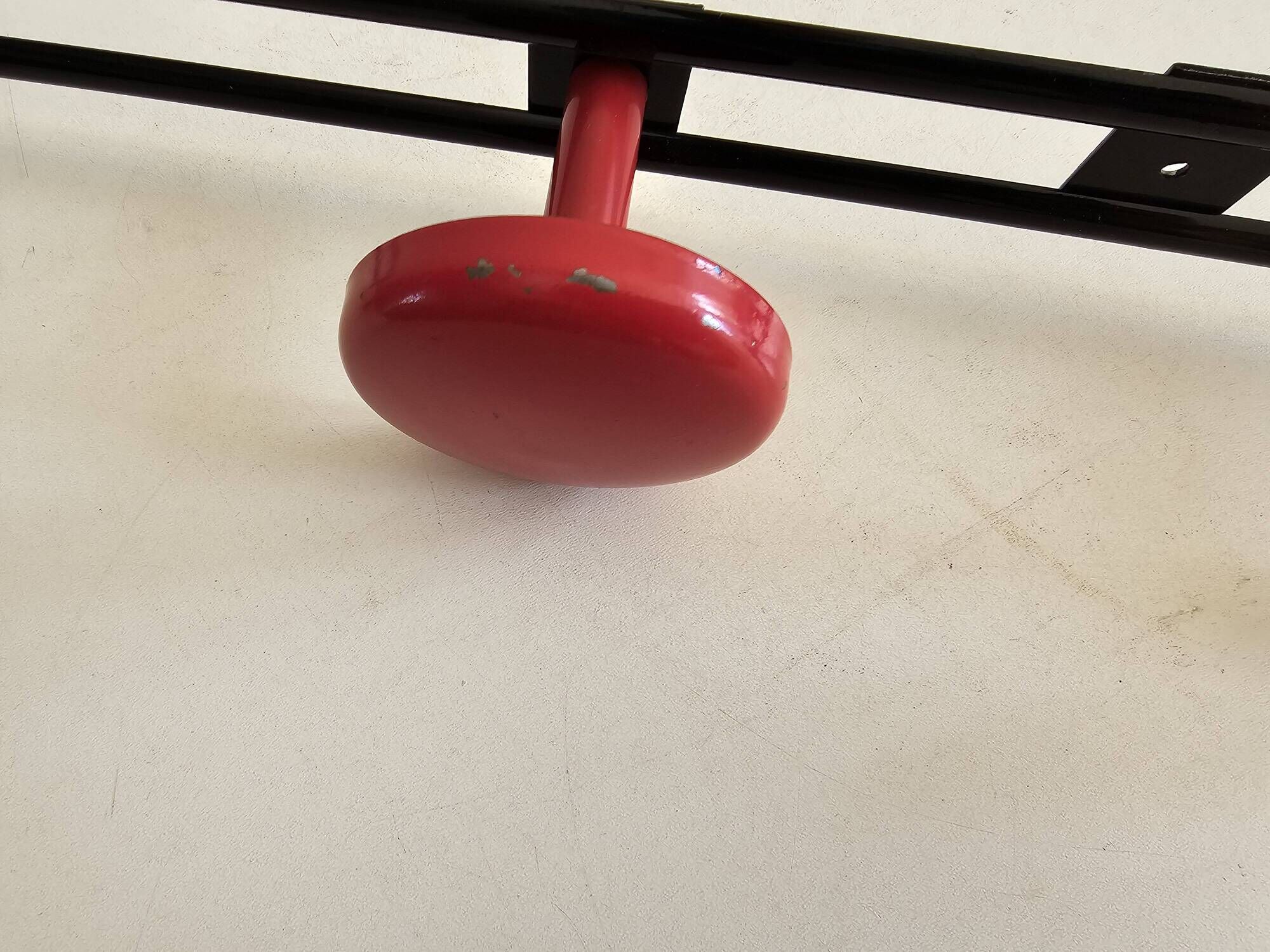 Wall-mounted coat rack in black and red metal (4 hooks)