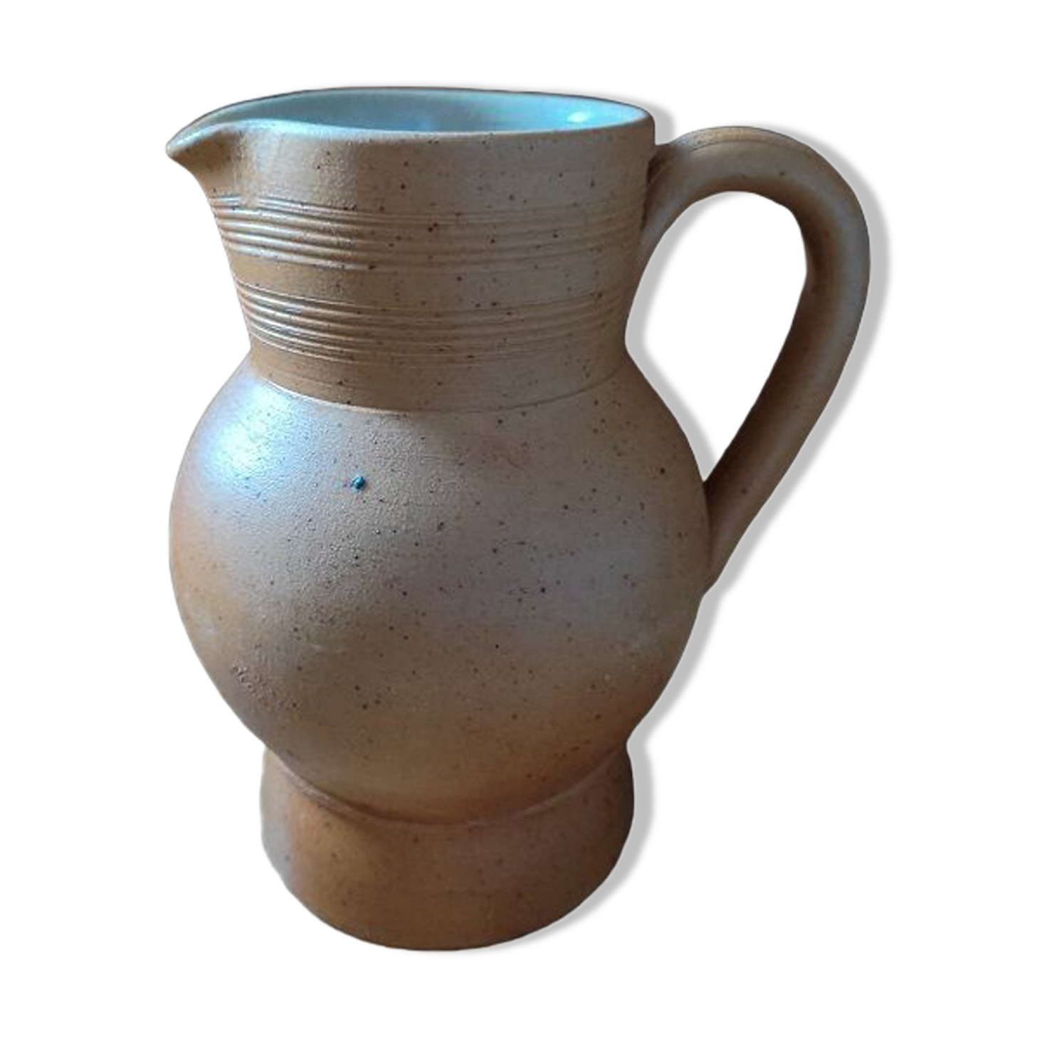 Pitcher carafe in sandstone of berry