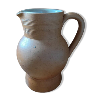 Pitcher carafe in sandstone of berry