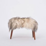 Tabouret danois de style mid-century modern réupholsté en peau de mouton blanche et noire.