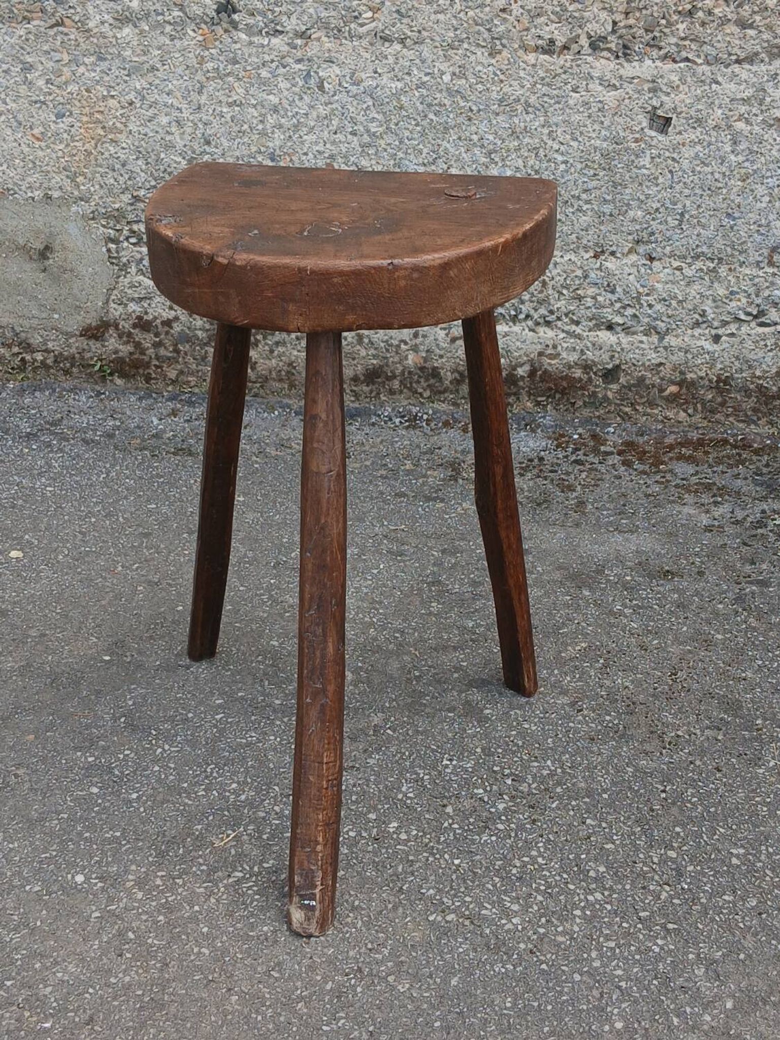 Farmhouse tripod stool in oak