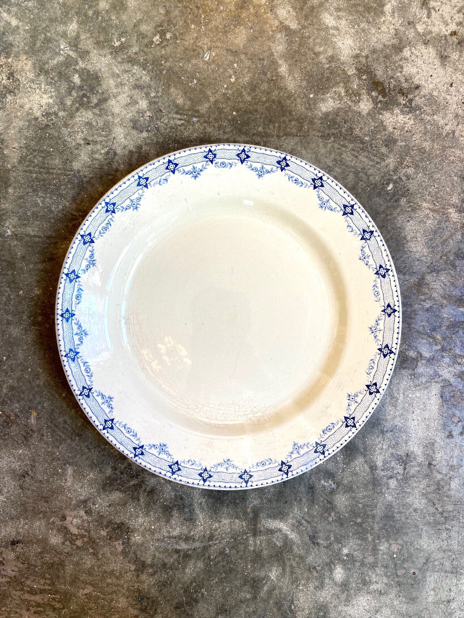 Round dish Hte Boulenger in white and blue iron earth, service "Lavoisier"