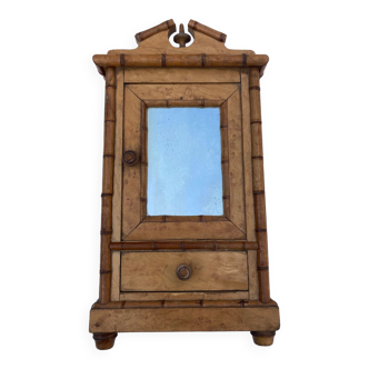 Armoire poupée