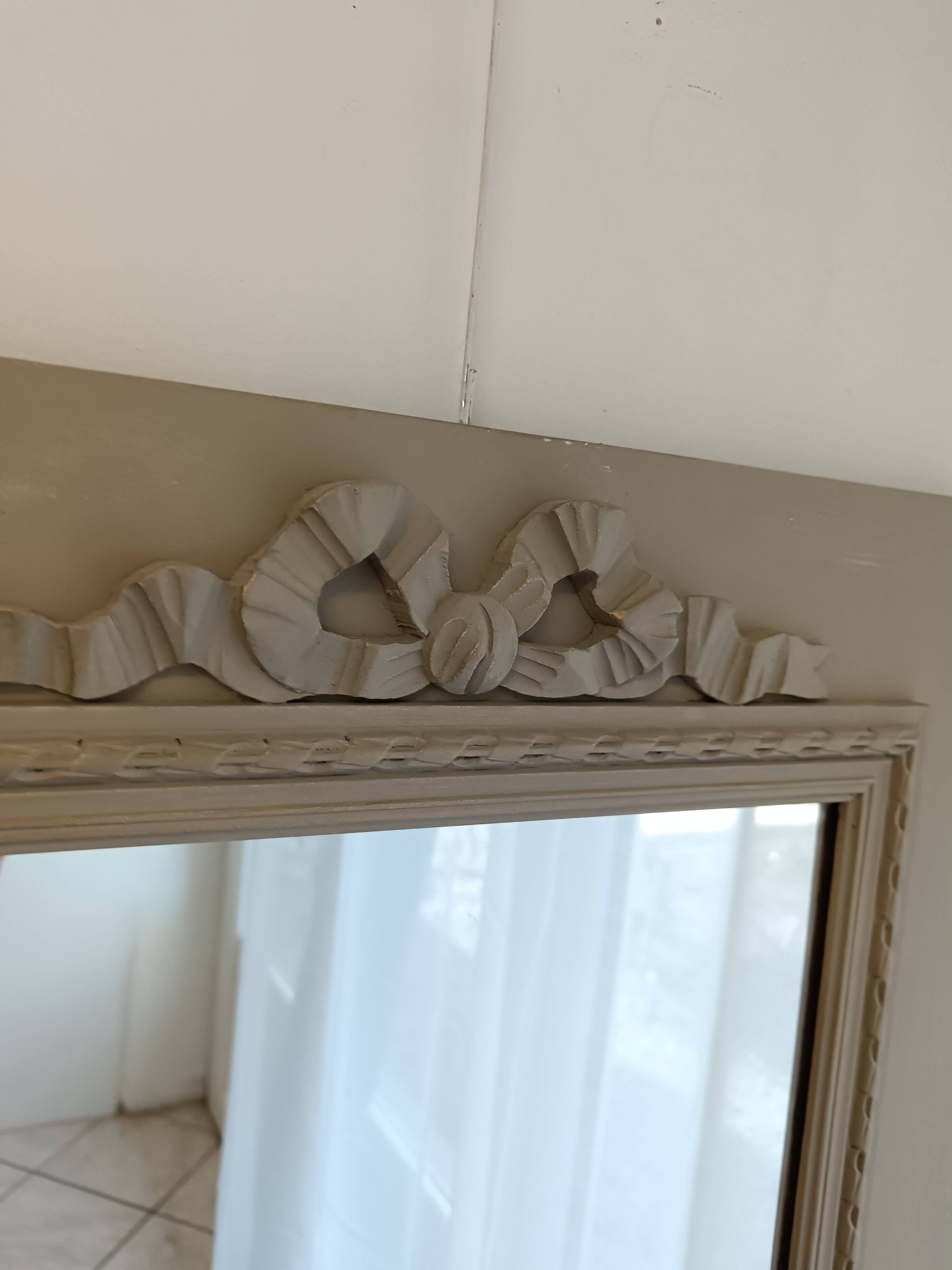 Wooden mirror with patinated beige knot