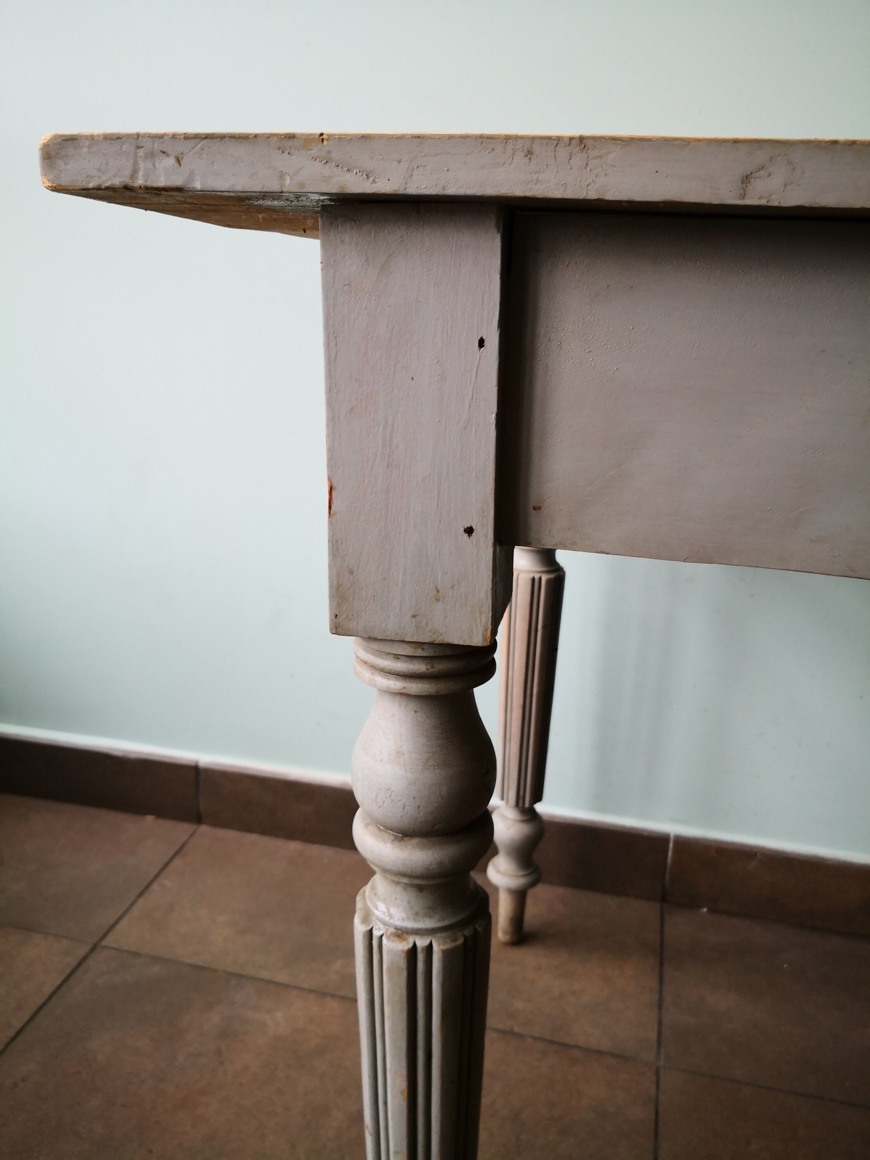 Table en bois bureau patine grise