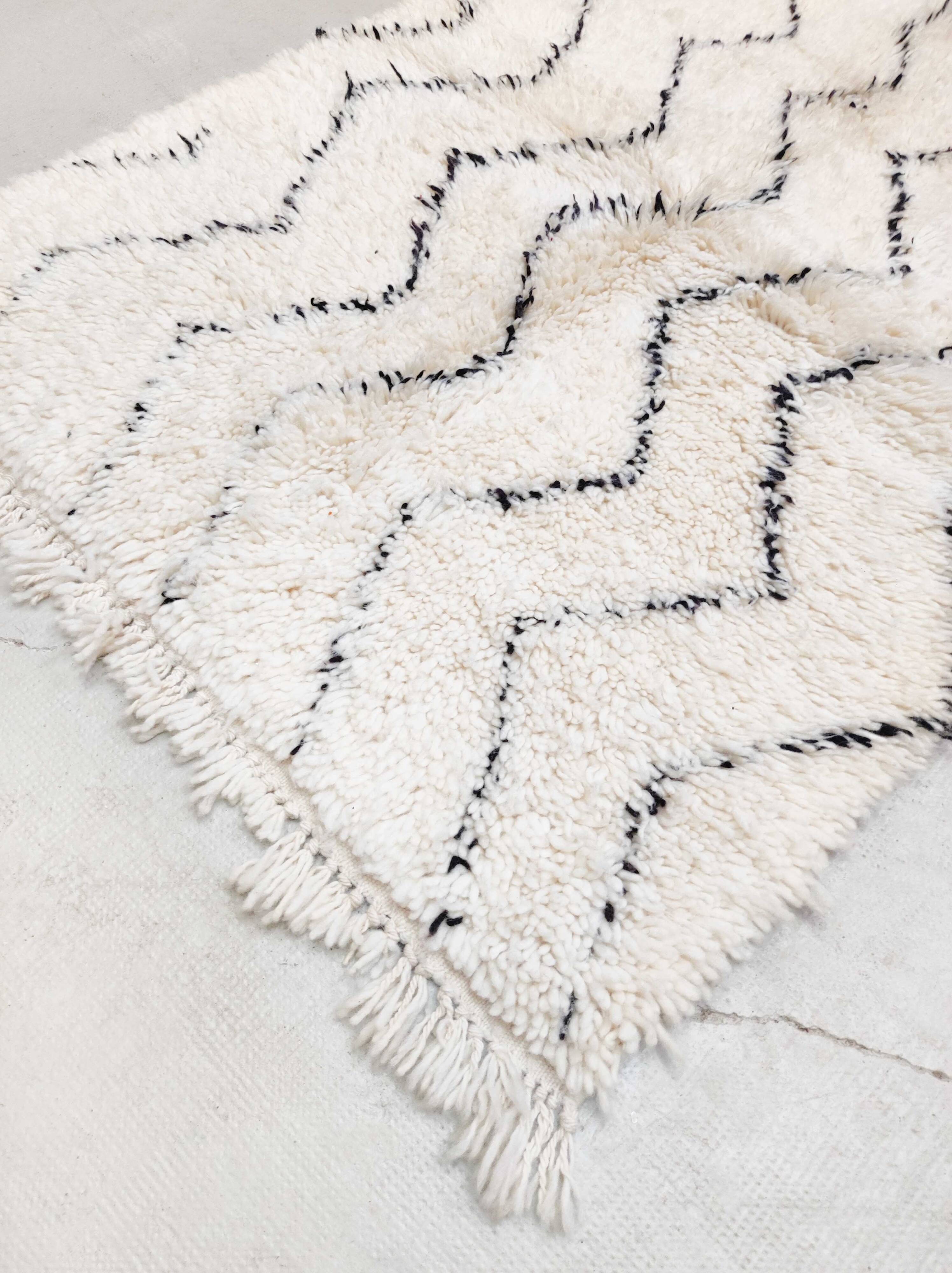 Moroccan Berber carpet Marmoucha with black zigzags 1.48x1.10m