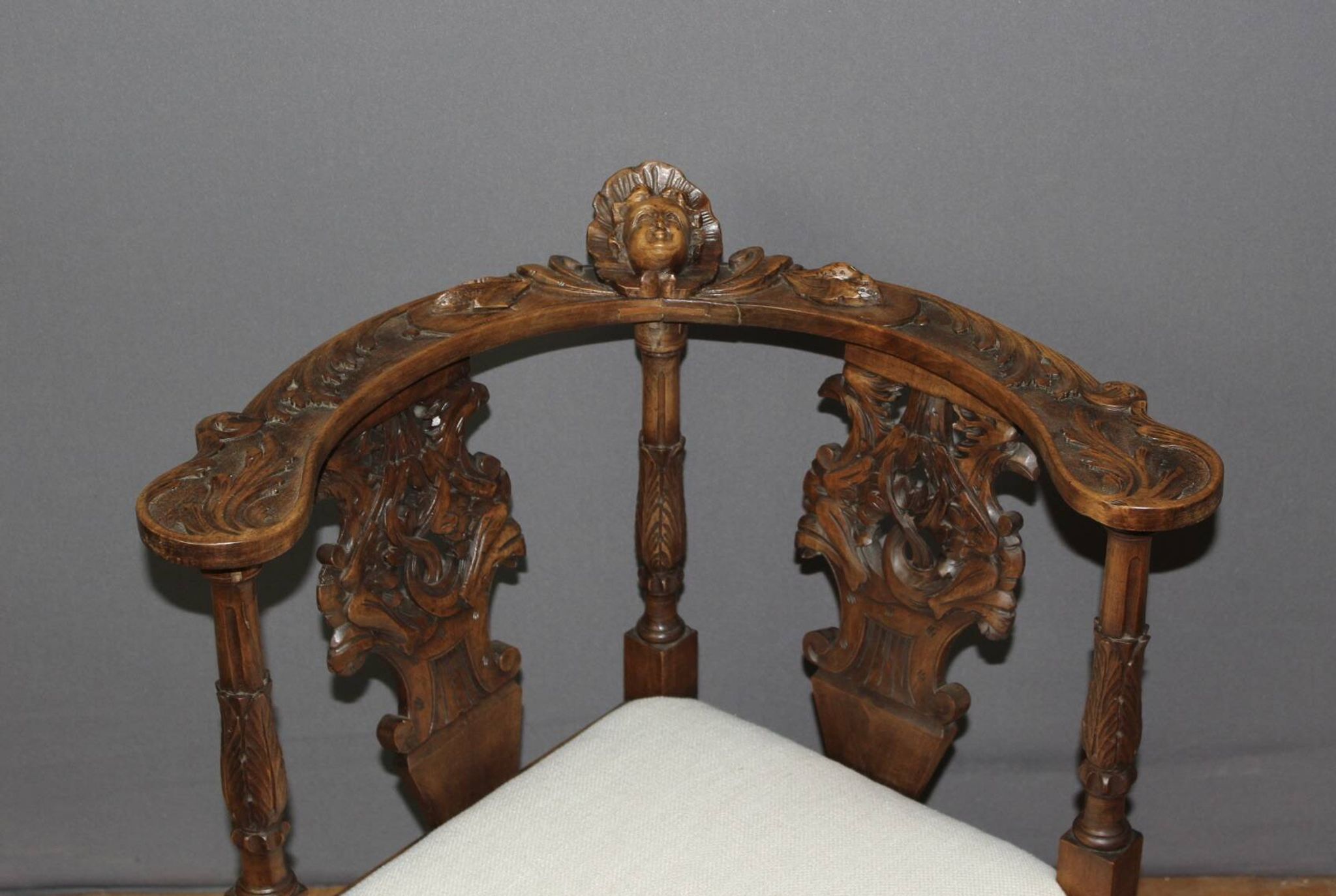 Fauteuil d'angle à décor d'ange sculpté en noyer XIX