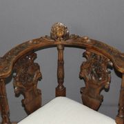 Fauteuil d'angle à décor d'ange sculpté en noyer XIX
