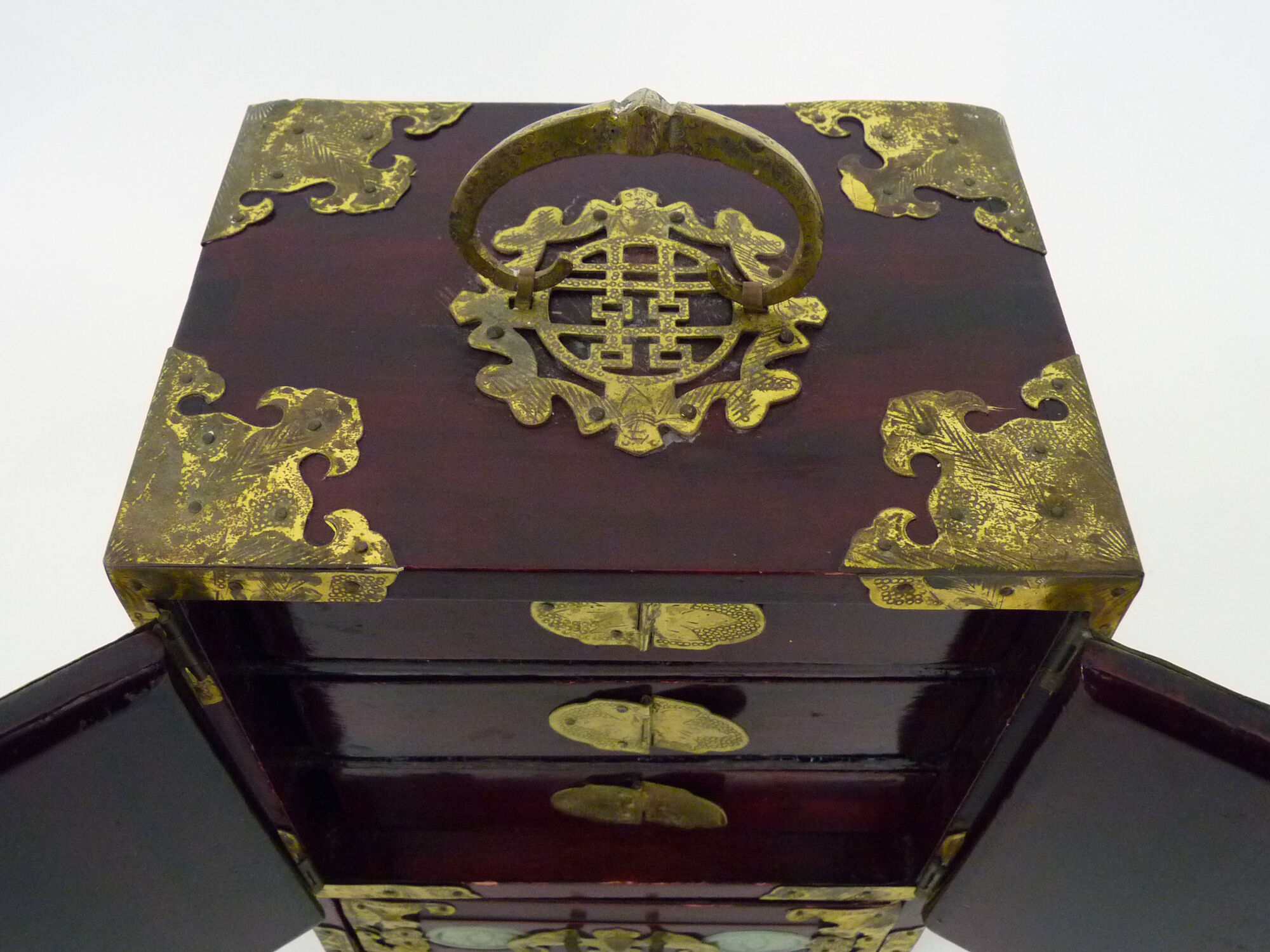 Chinese jewelry box in lacquered wood, jade and brass ornaments. Year 50 60
