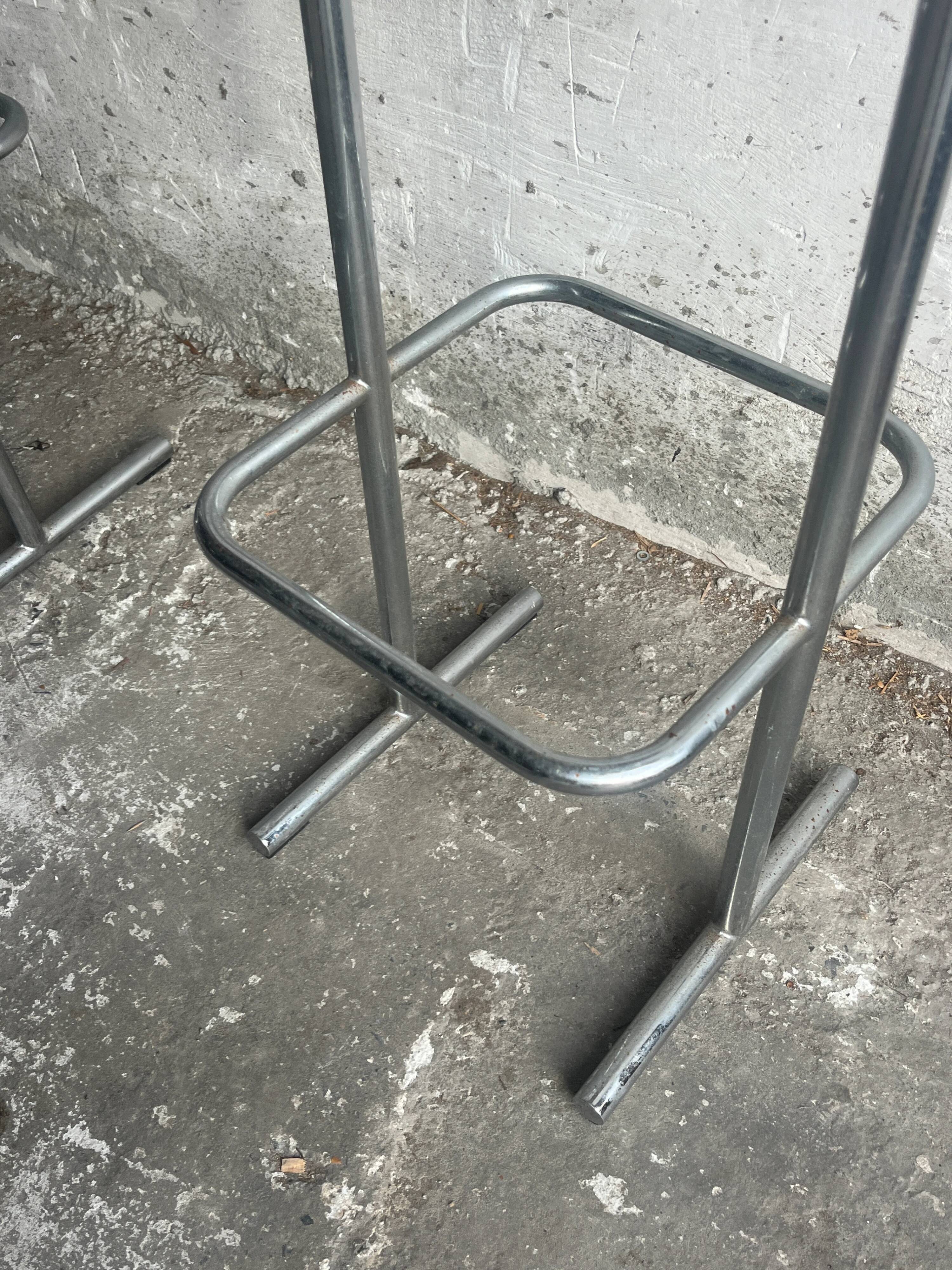 Ensemble de 4 tabourets de bar industriels – sièges bordeaux (années 1980)