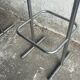Ensemble de 4 tabourets de bar industriels – sièges bordeaux (années 1980)