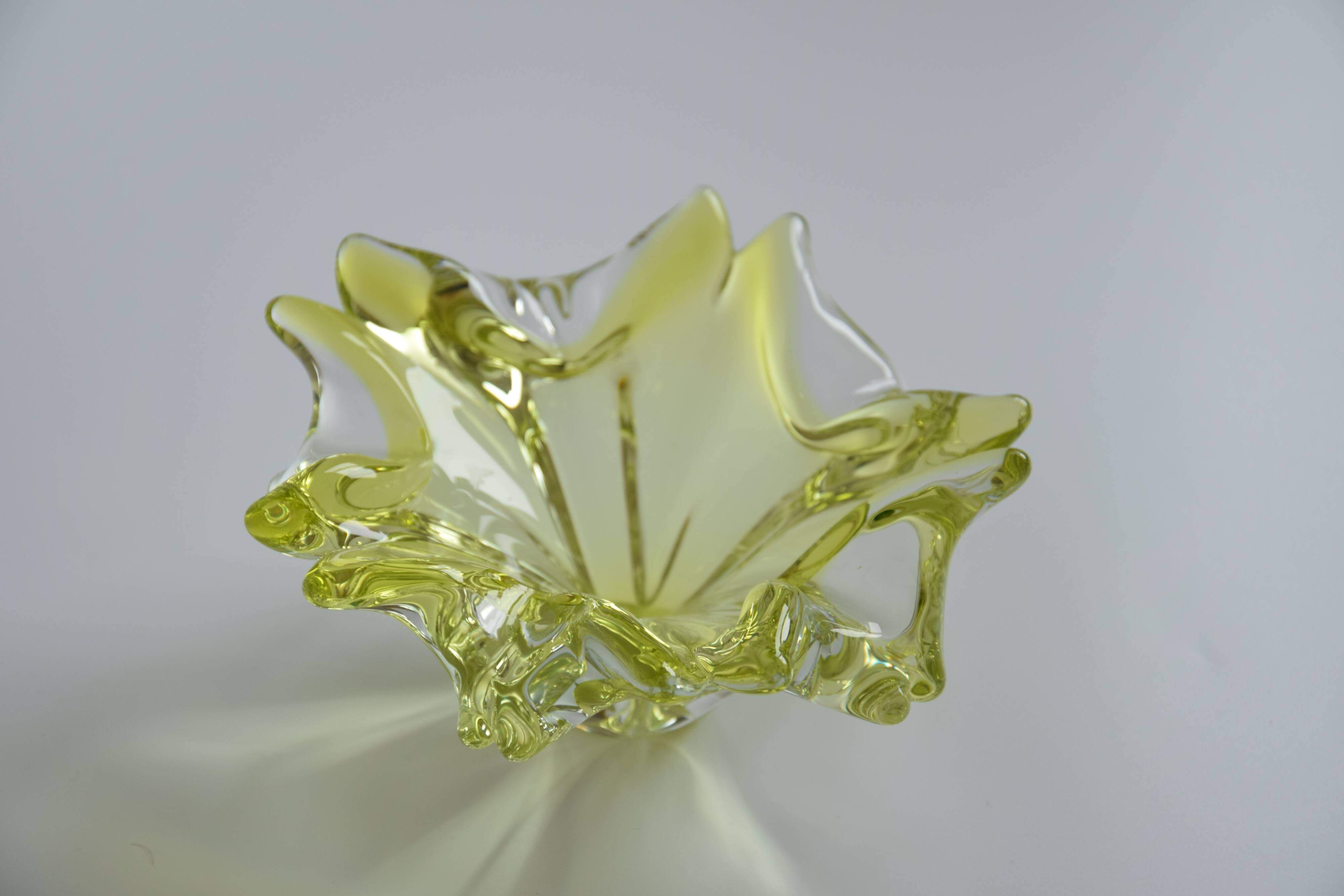 Jaroslav Taraba Art Glass Ashtray Bowl, Lednické Rovné Czechoslovakia