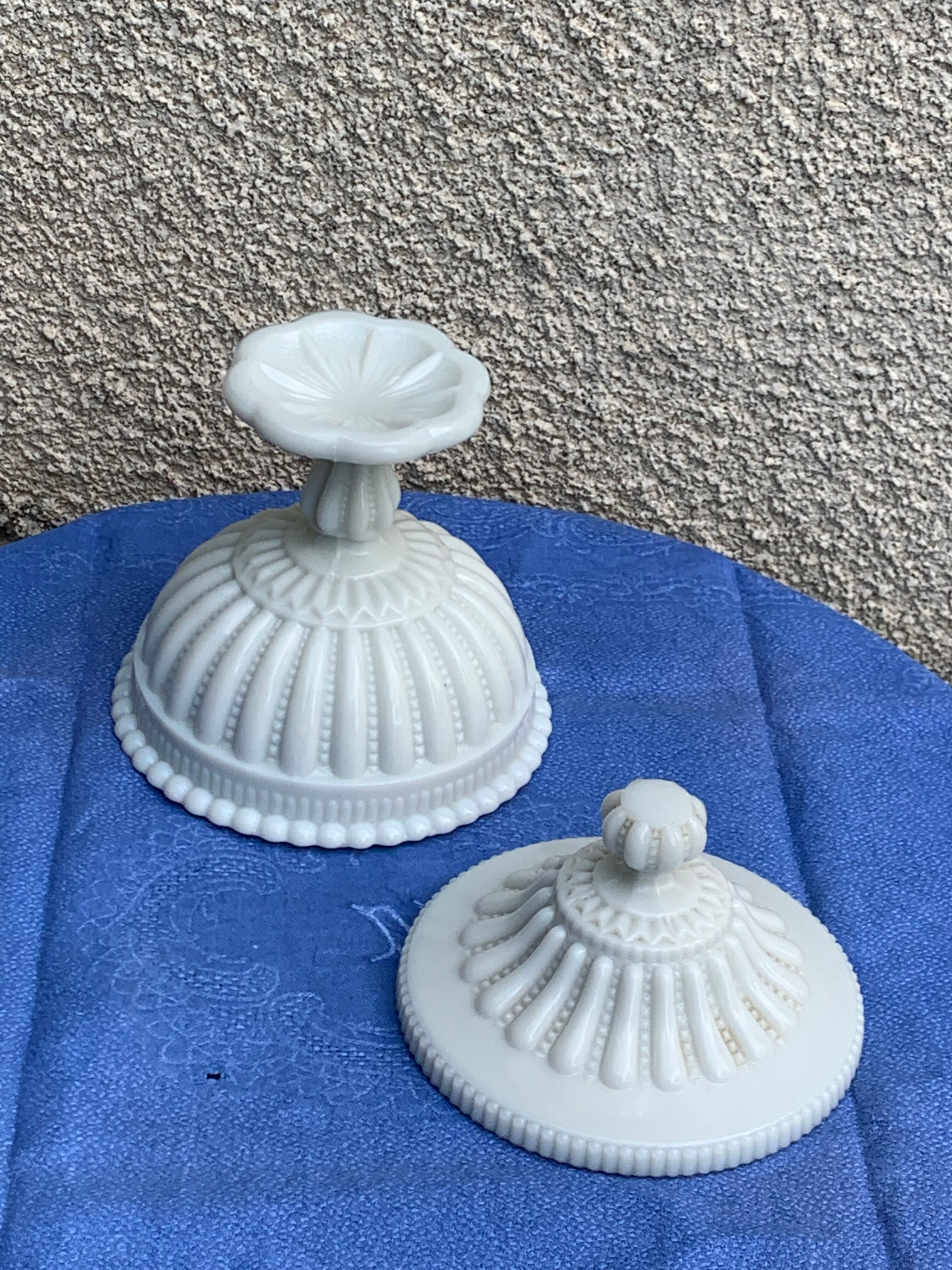 Candy cup in old white opaline, pearl pattern