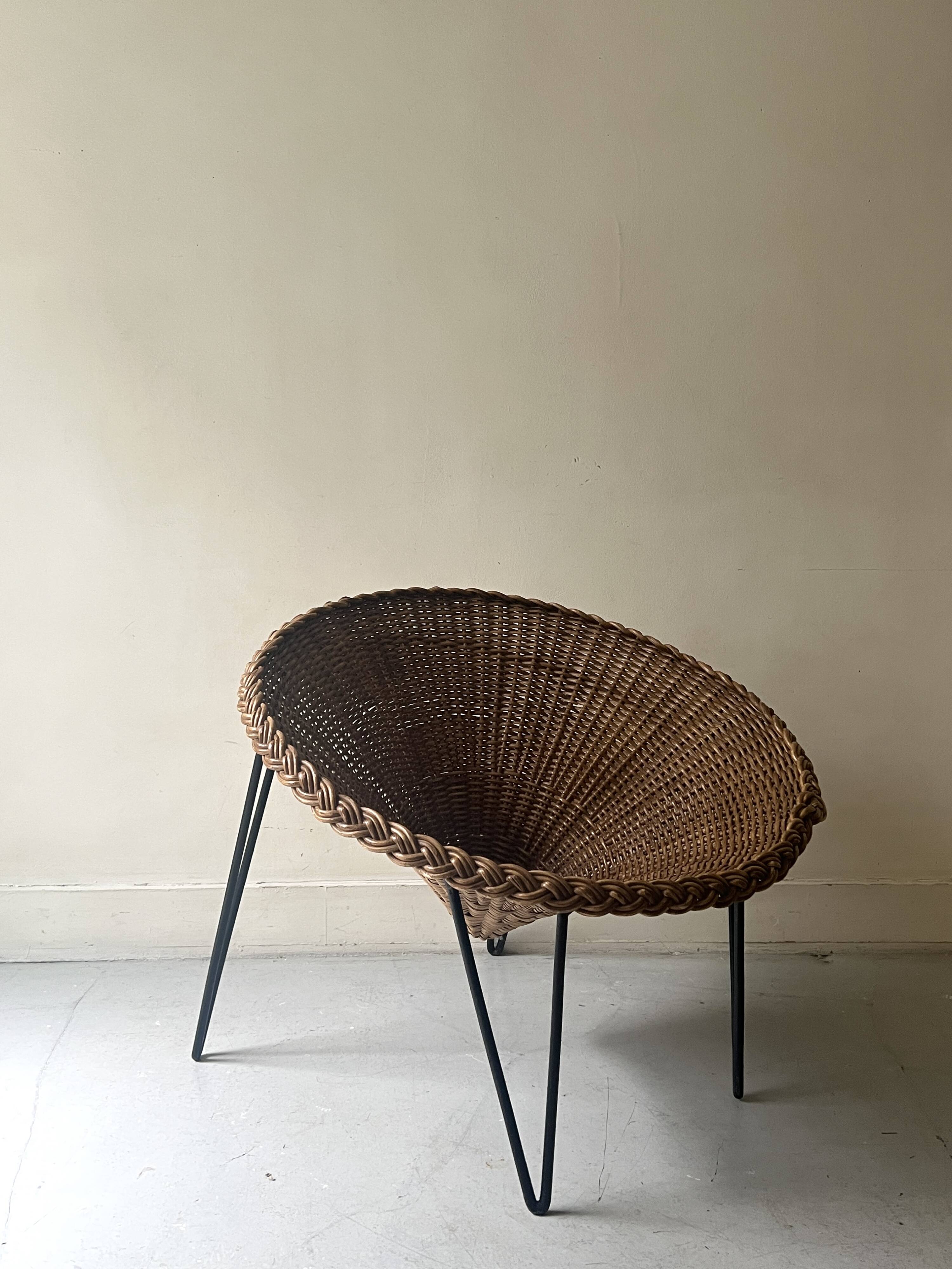 Italian sunflowers armchair in rattan and black metal, 1950s design.