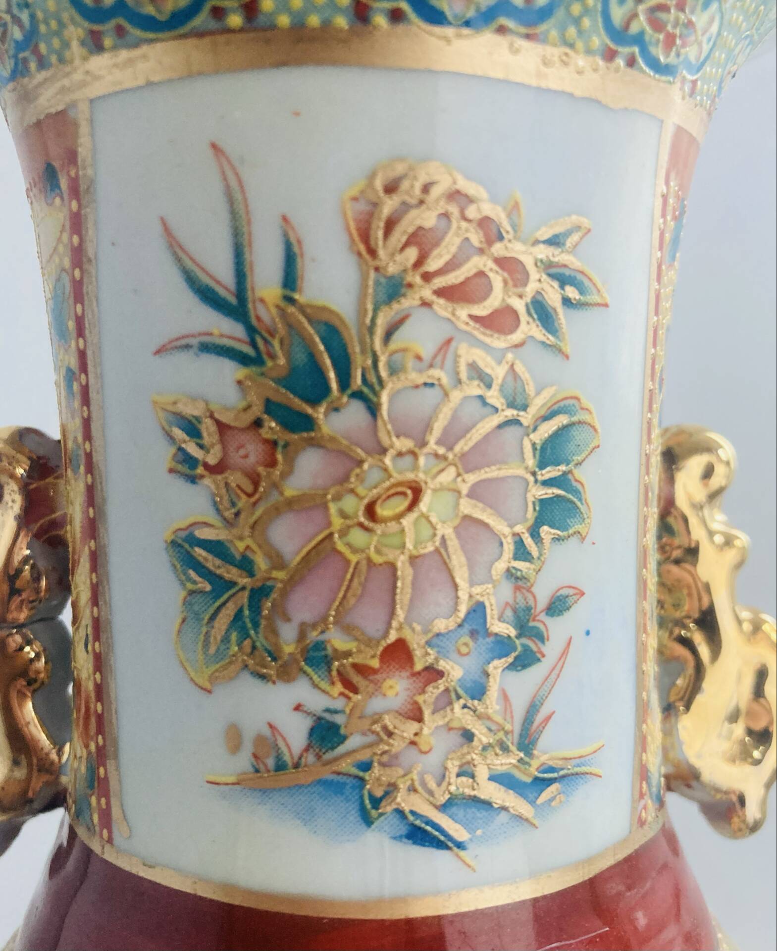 Antique Japanese Satsuma vase, 19th - early 20th century, decorated with geishas.