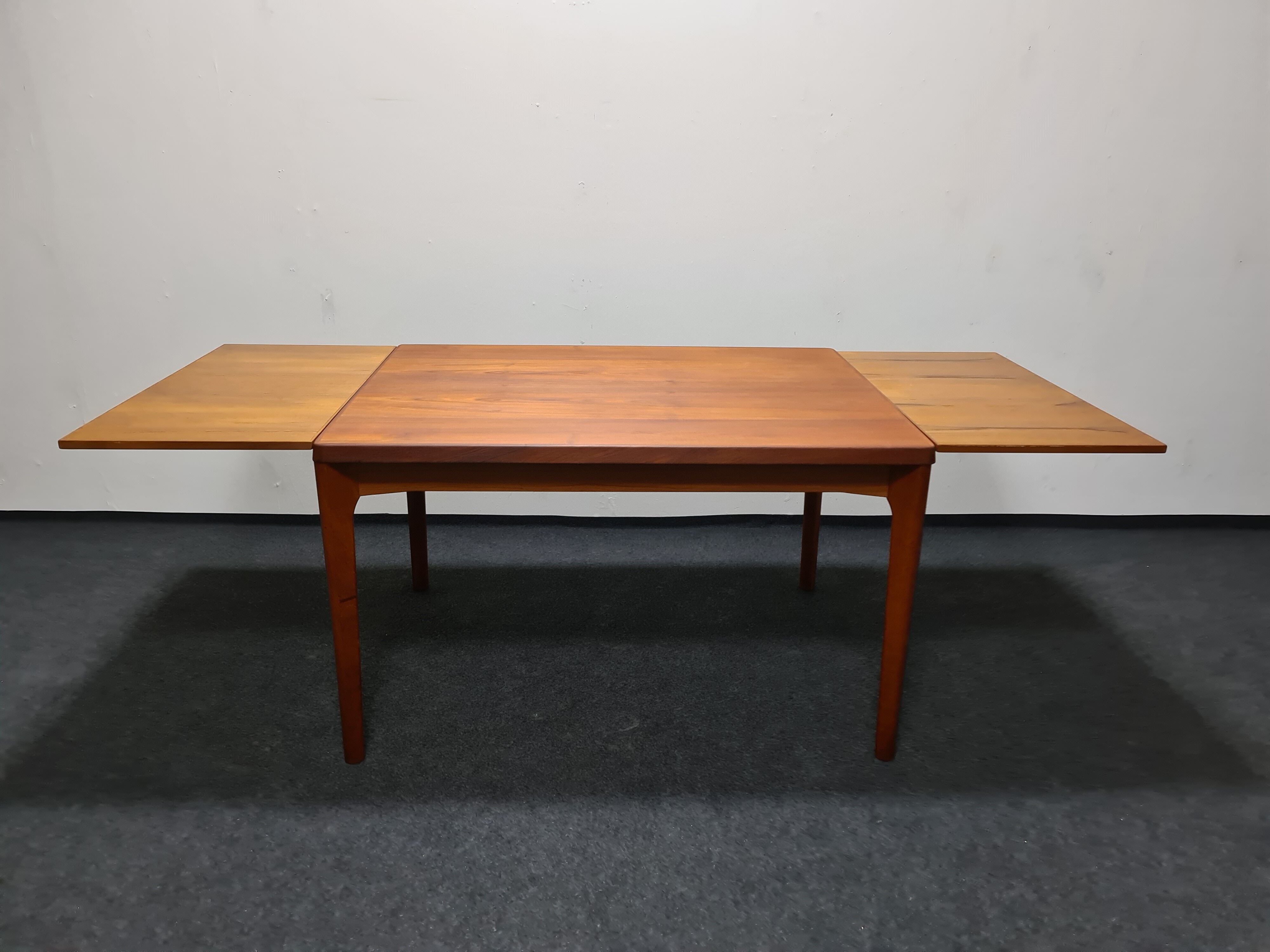 Teak Danish design dining table by Henning Kjaernulf