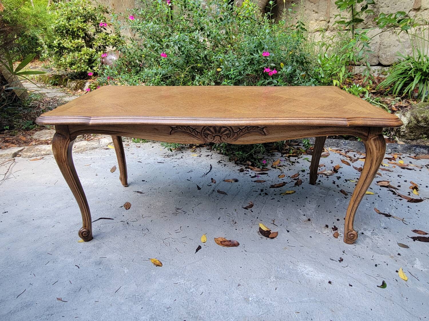 Louis XV coffee table in oak and cherry marquetry.