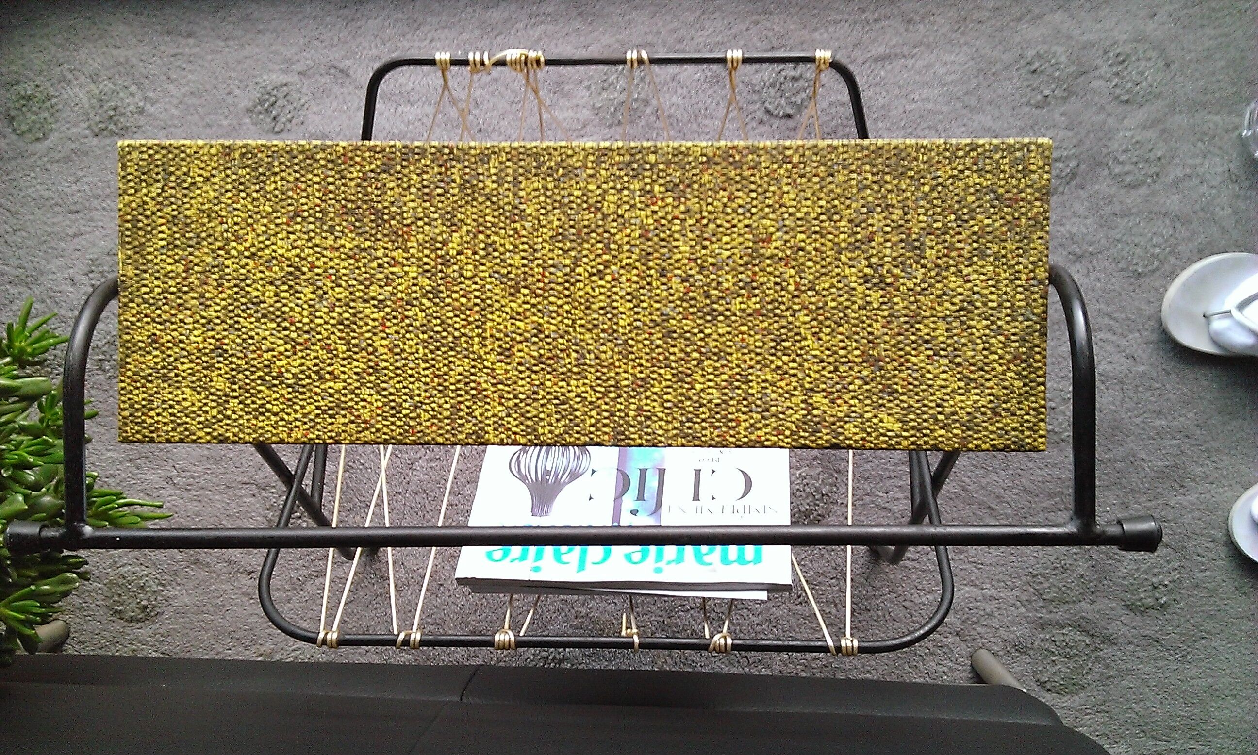 Magazine rack, in wired metal