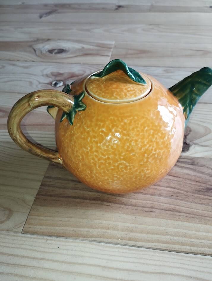 Vintage ceramic teapot in the shape of an orange – 1950s