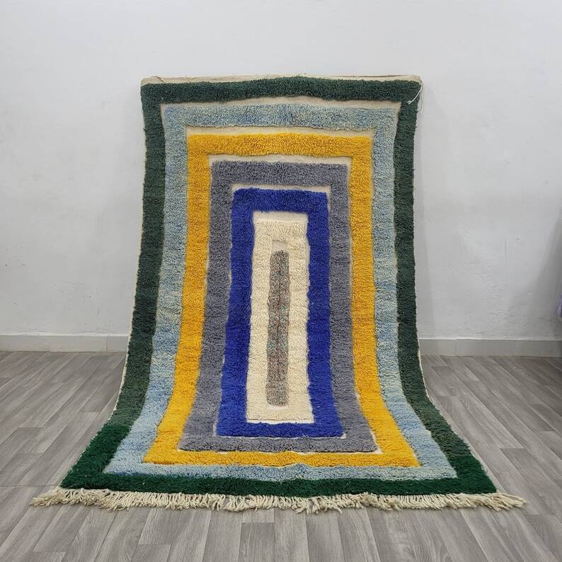 Off-white Moroccan rug with geometric patterns, 250cm x 150cm