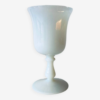 Vase ancien en opaline blanche