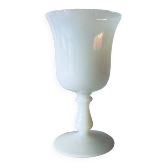 Vase ancien en opaline blanche