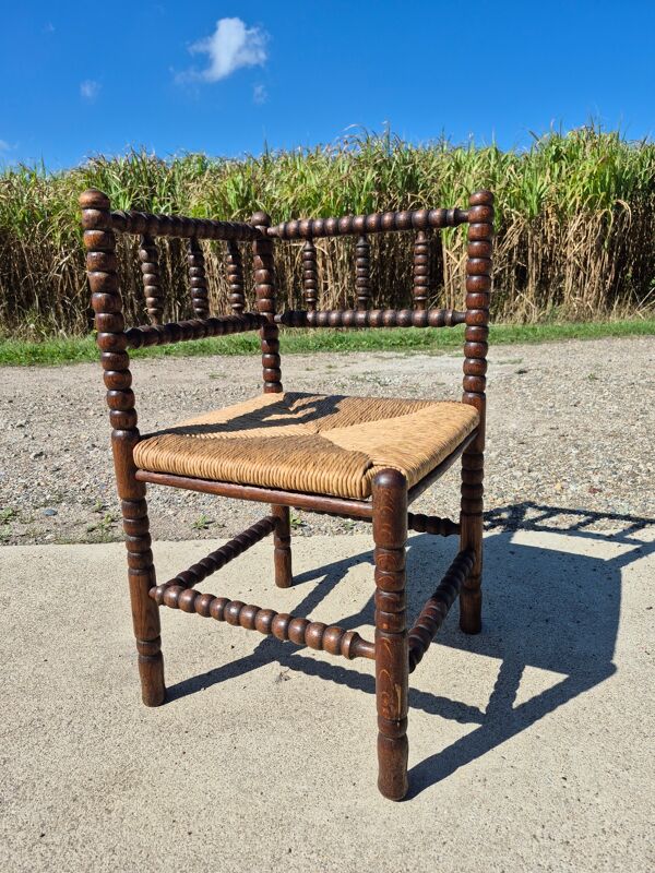 Chaise d'angle rustique néerlandaise vintage en chêne tourné à bobines avec assise en paille.