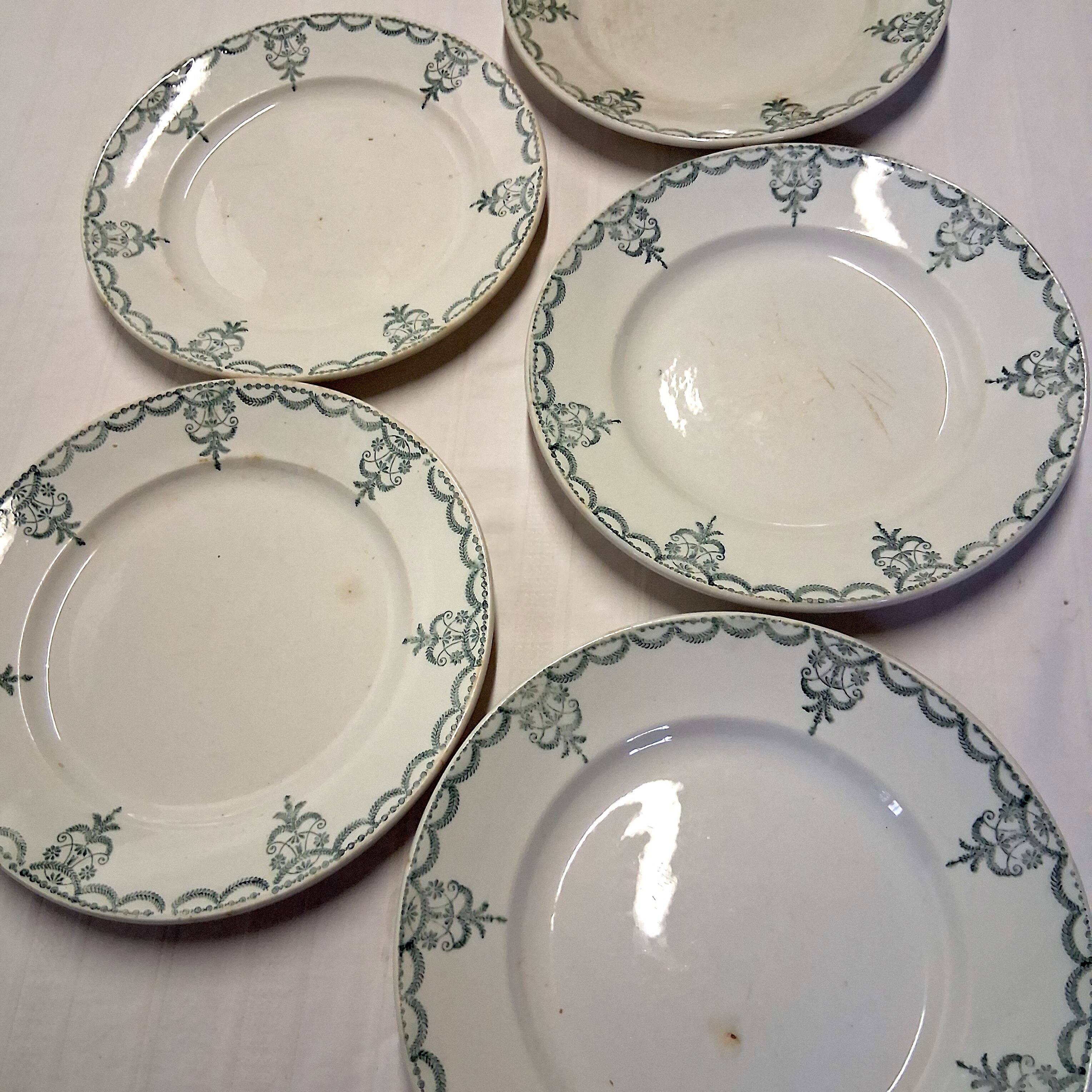5 assiettes à dessert ancienne de chez Moulins des loups en bon état