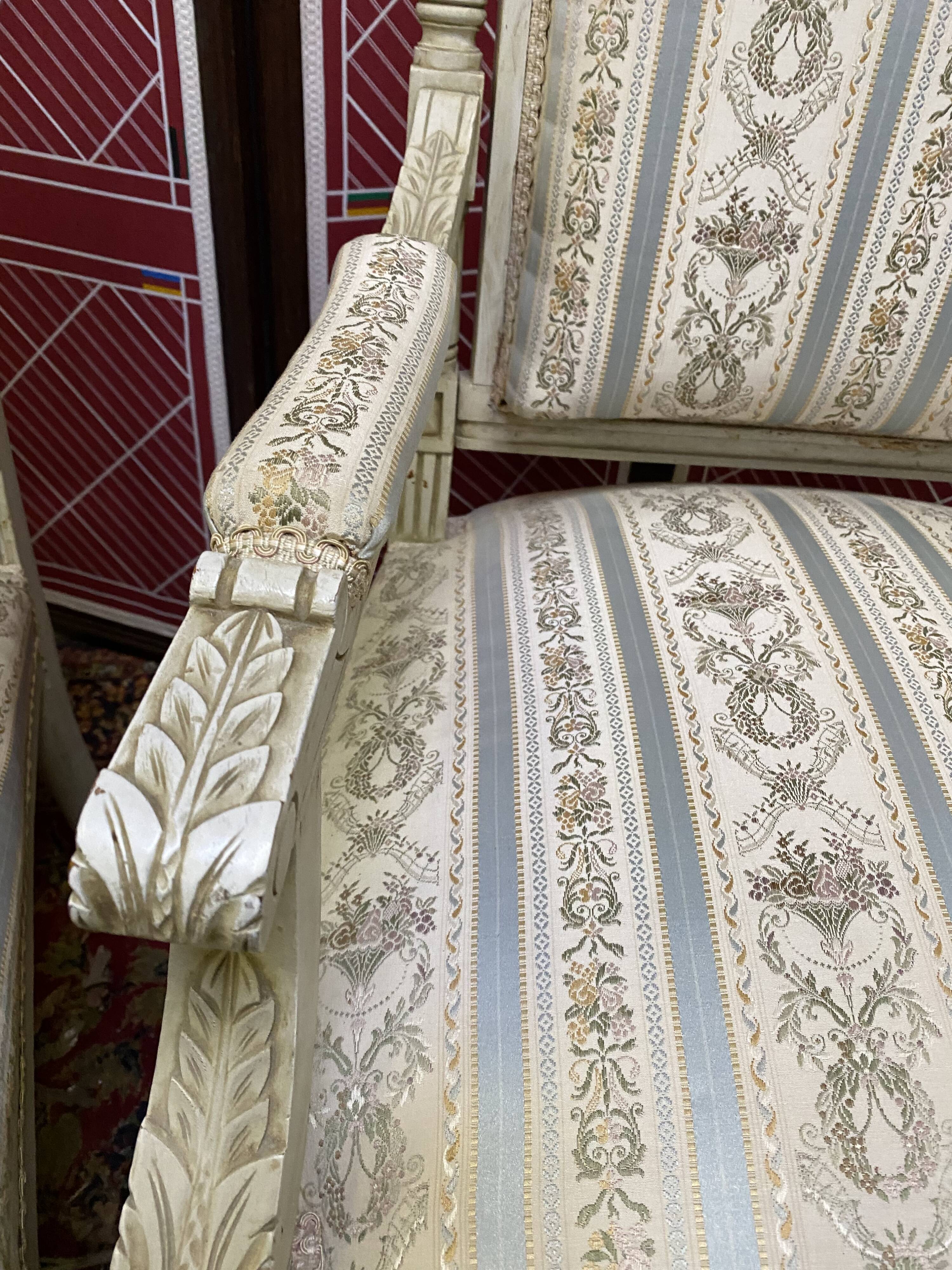 Paire de fauteuils style Louis XVl sculptés avec tissus et soieries d’origine