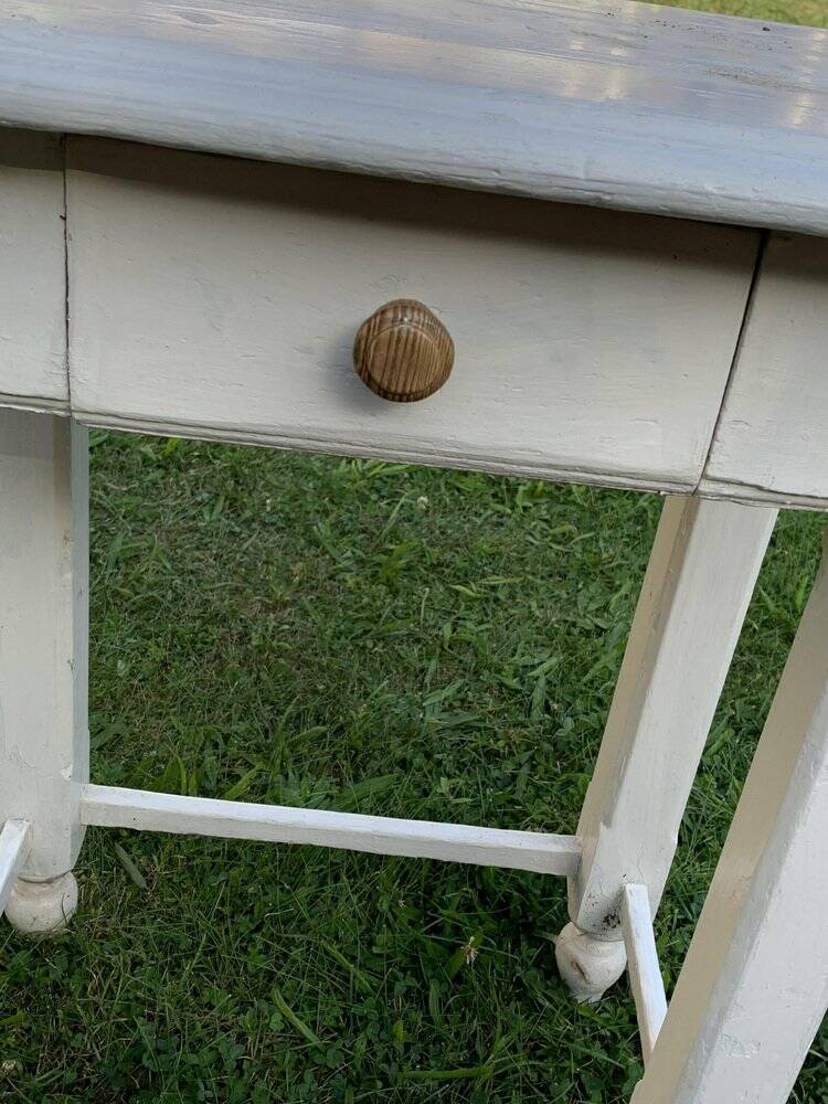 Petite table d'appoint blanche en bois, années 1920, tiroir et pieds tournés