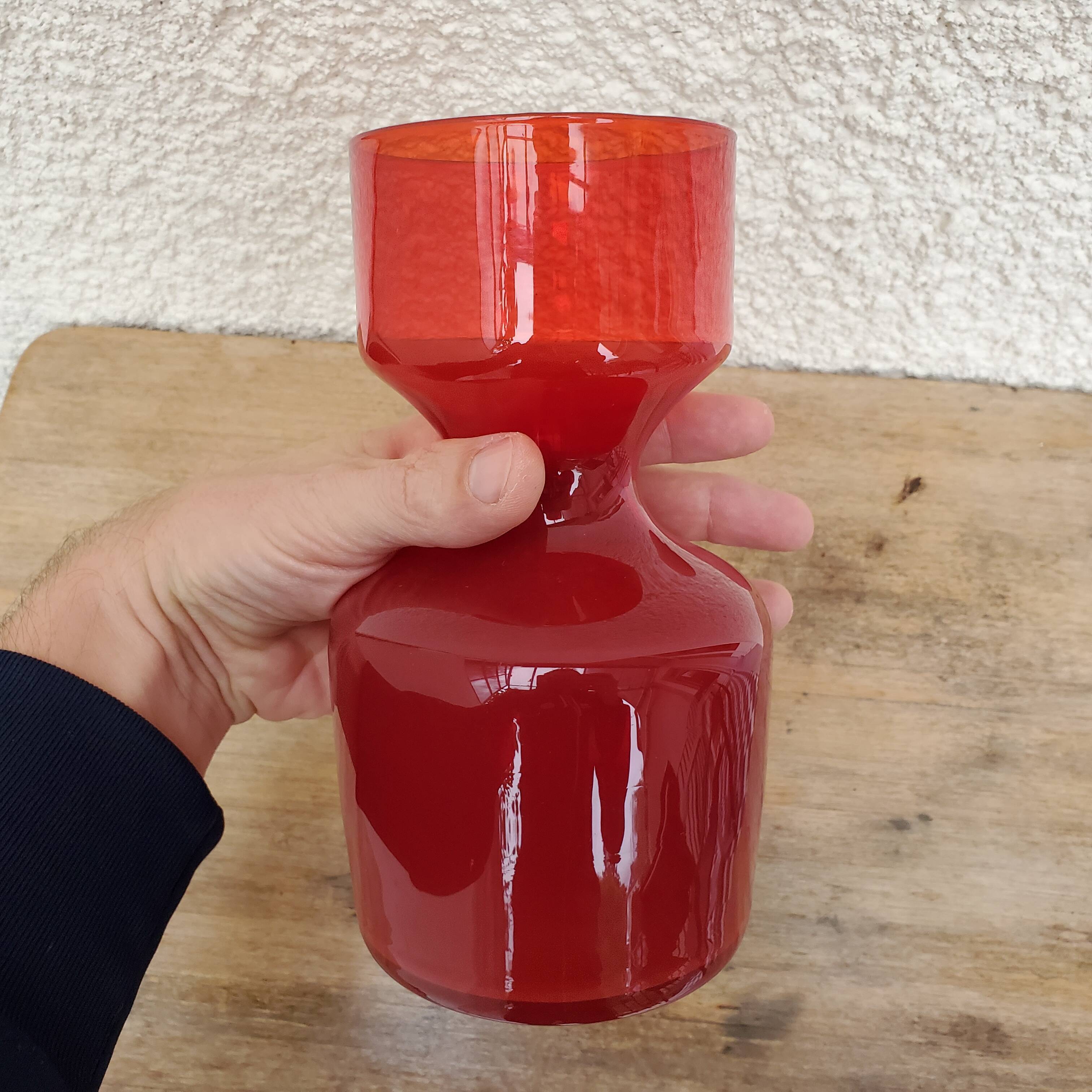 Diabolo vase in red glass