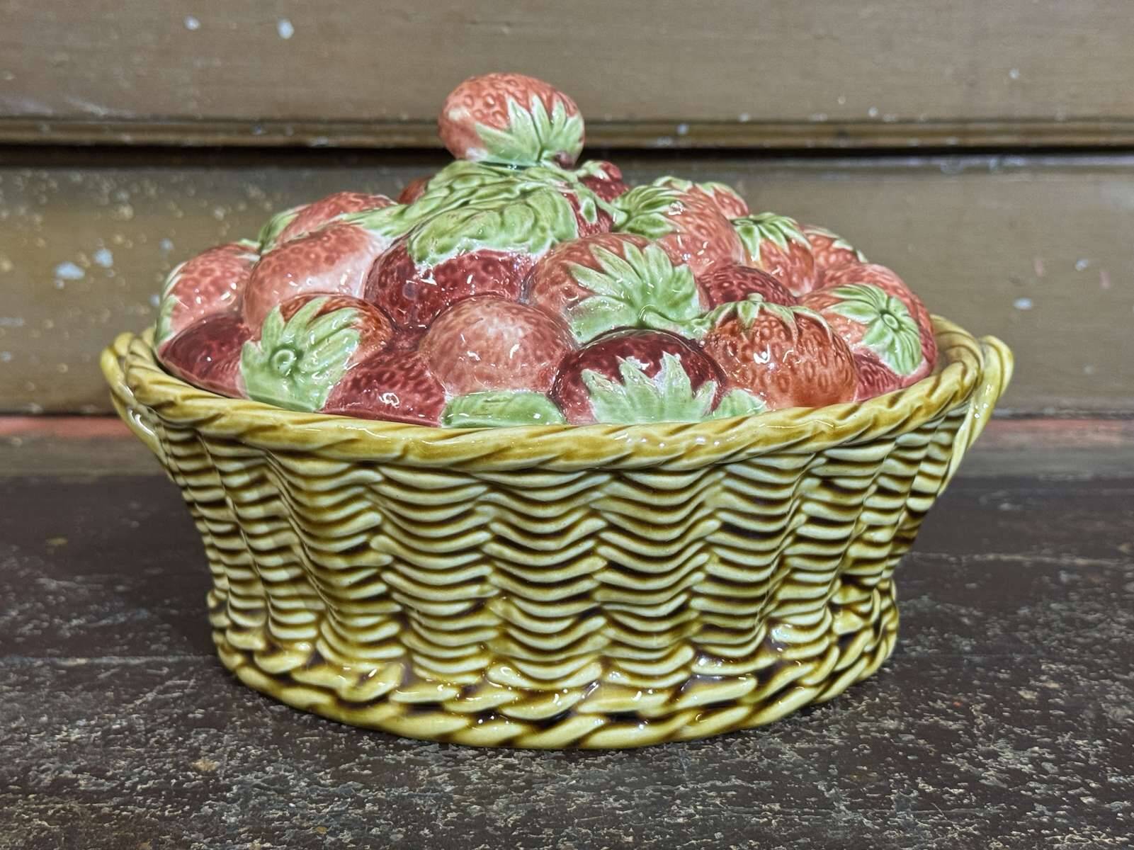 Strawberry basket in Sarreguemines slipware from the 1930s.