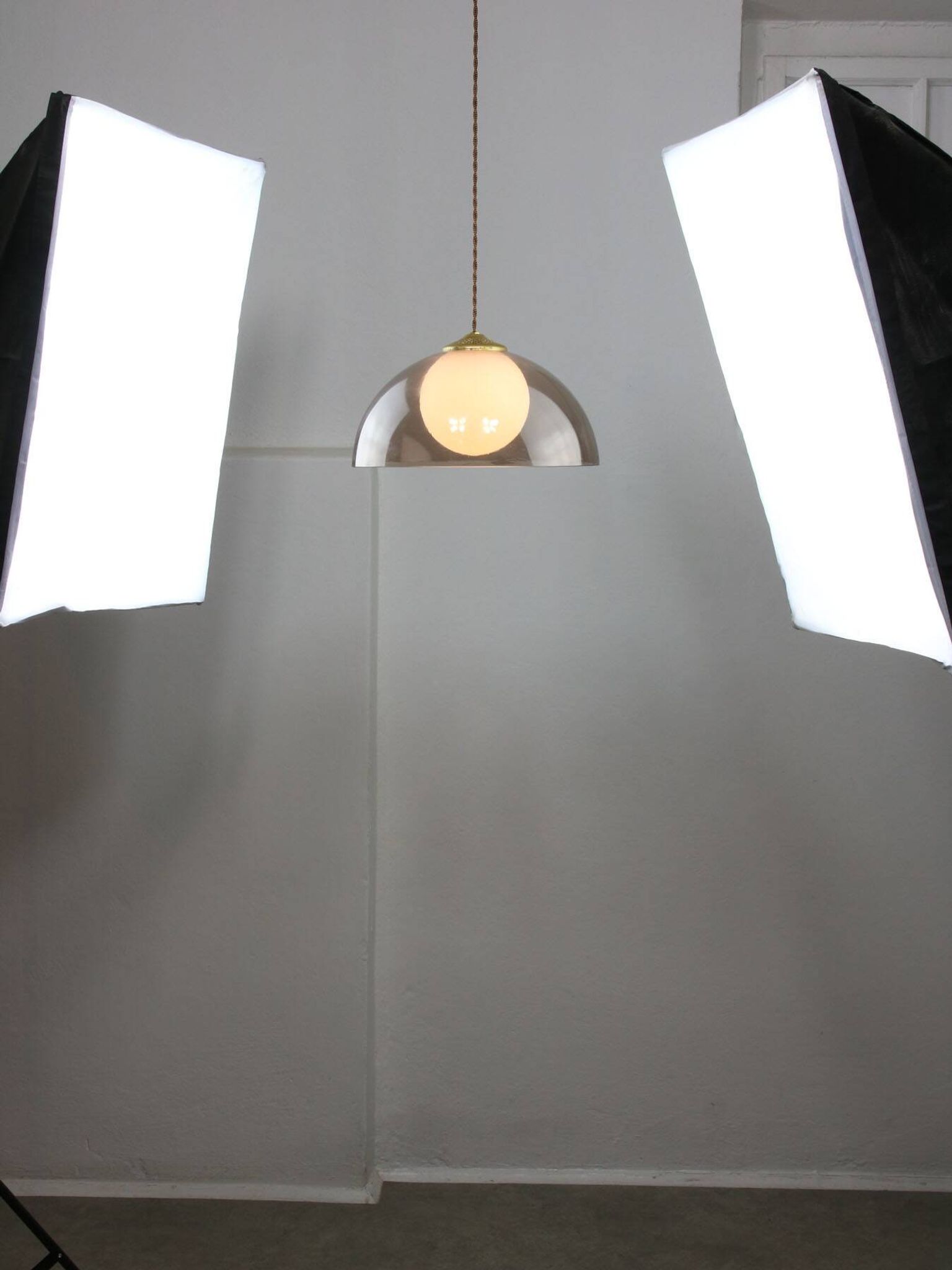 Lampe à suspension italienne en laiton, opaline et plexiglas de l'ère spatiale