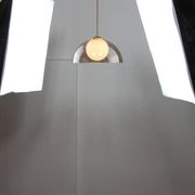 Lampe à suspension italienne en laiton, opaline et plexiglas de l'ère spatiale