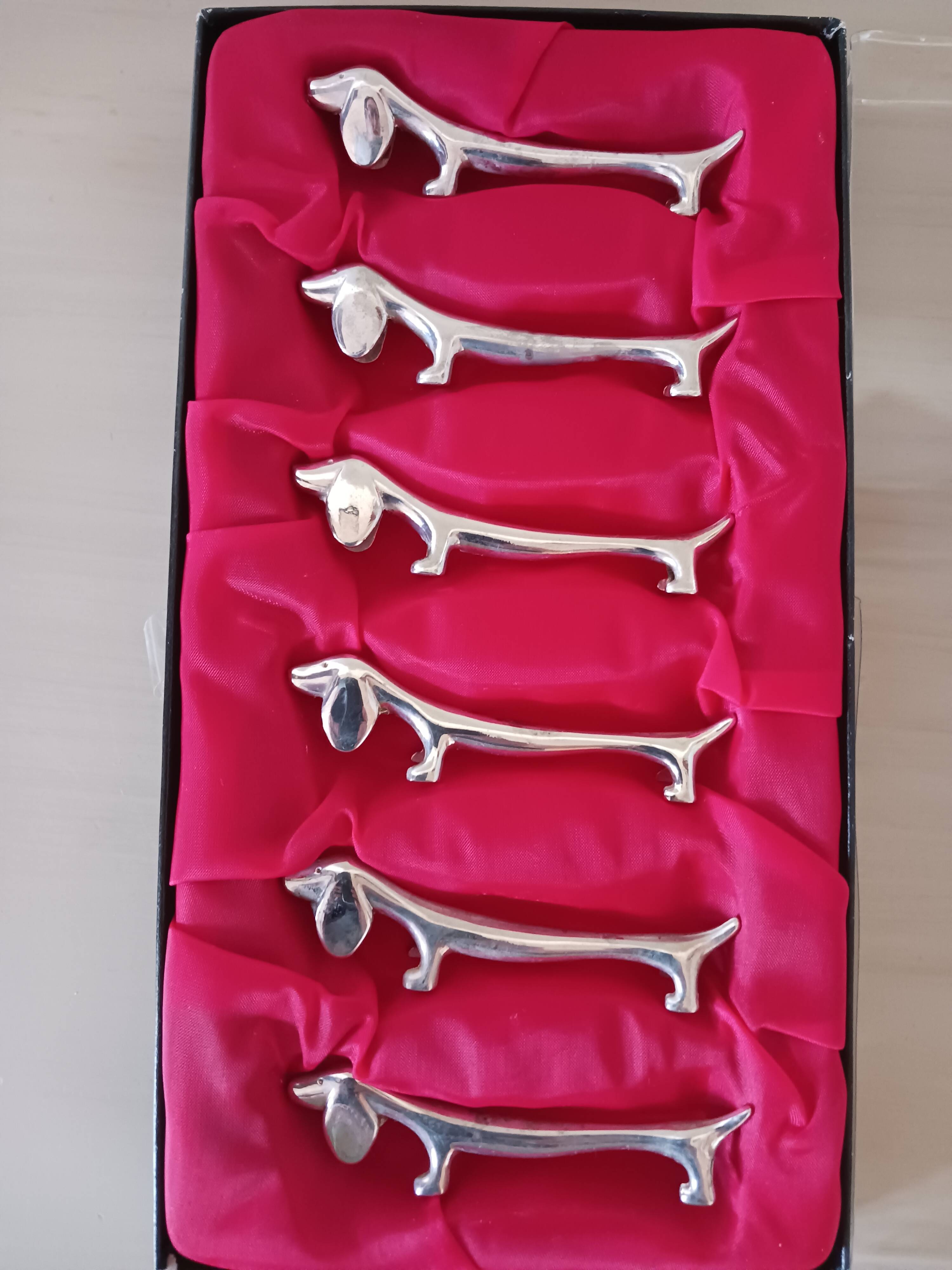 Porte-couteaux en métal argenté .