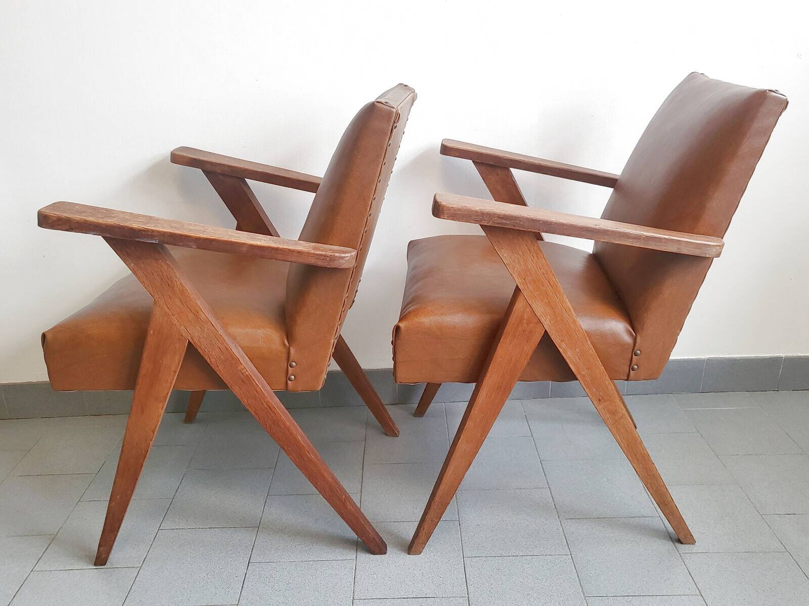 PAIR OF VINTAGE 1950 BRIDGE ARMCHAIRS WITH COMPASS LEGS IN OAK & SIMILAR LEATHER HAV