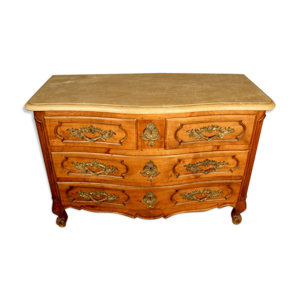 Commode galbée dessus pierre de