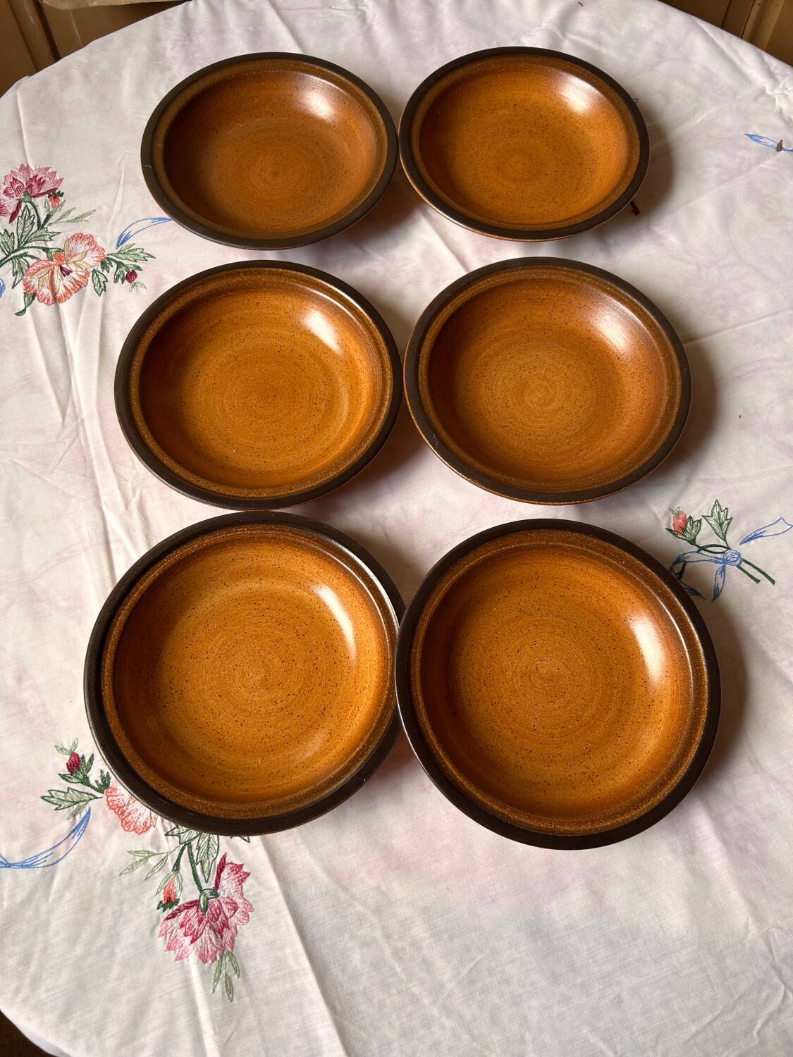 Série de 6 assiettes plates en grès vintage modèle Meylan