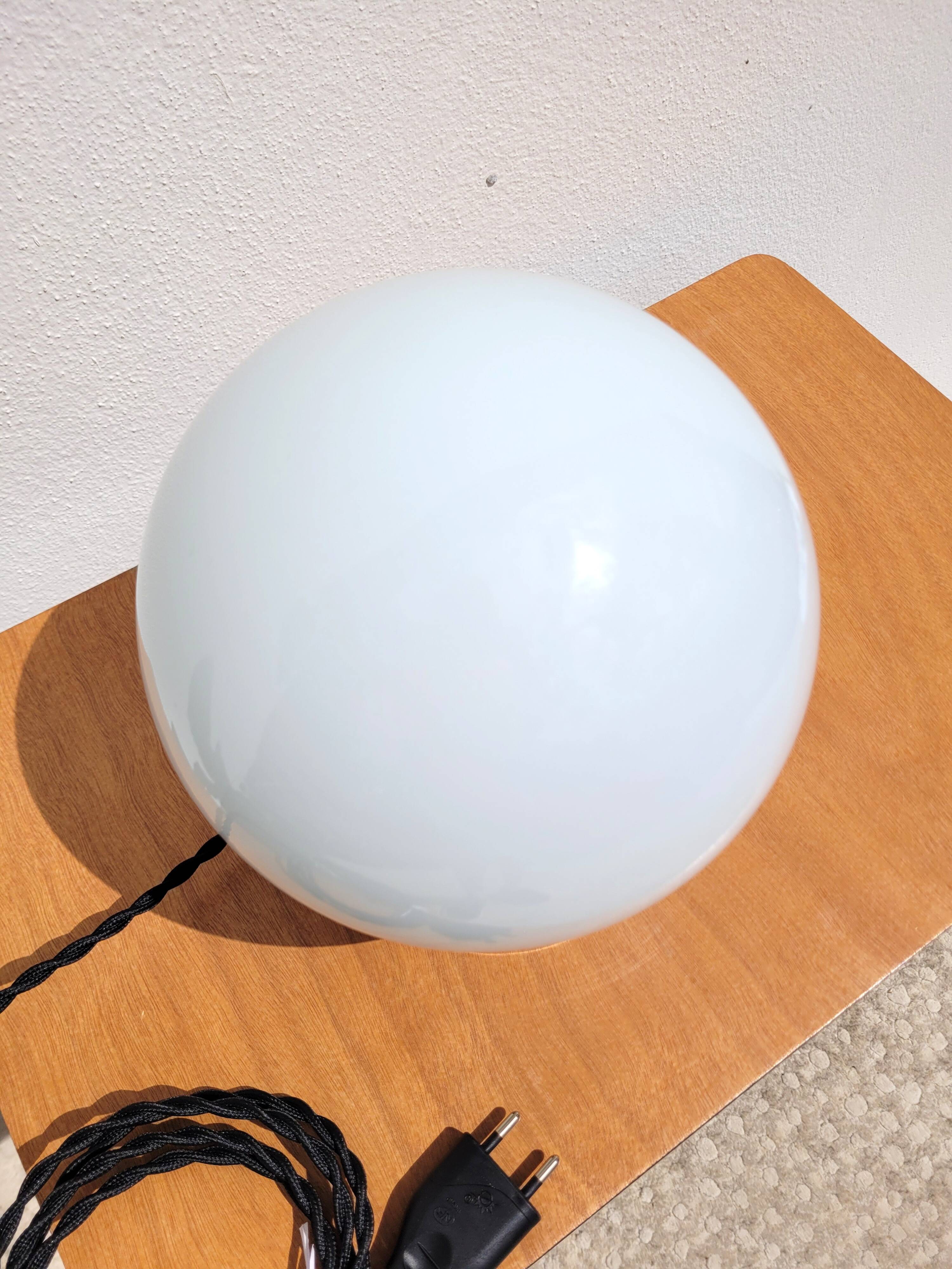 Lampe à poser globe en opaline – Ancien plafonnier années 50