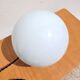 Lampe à poser globe en opaline – Ancien plafonnier années 50
