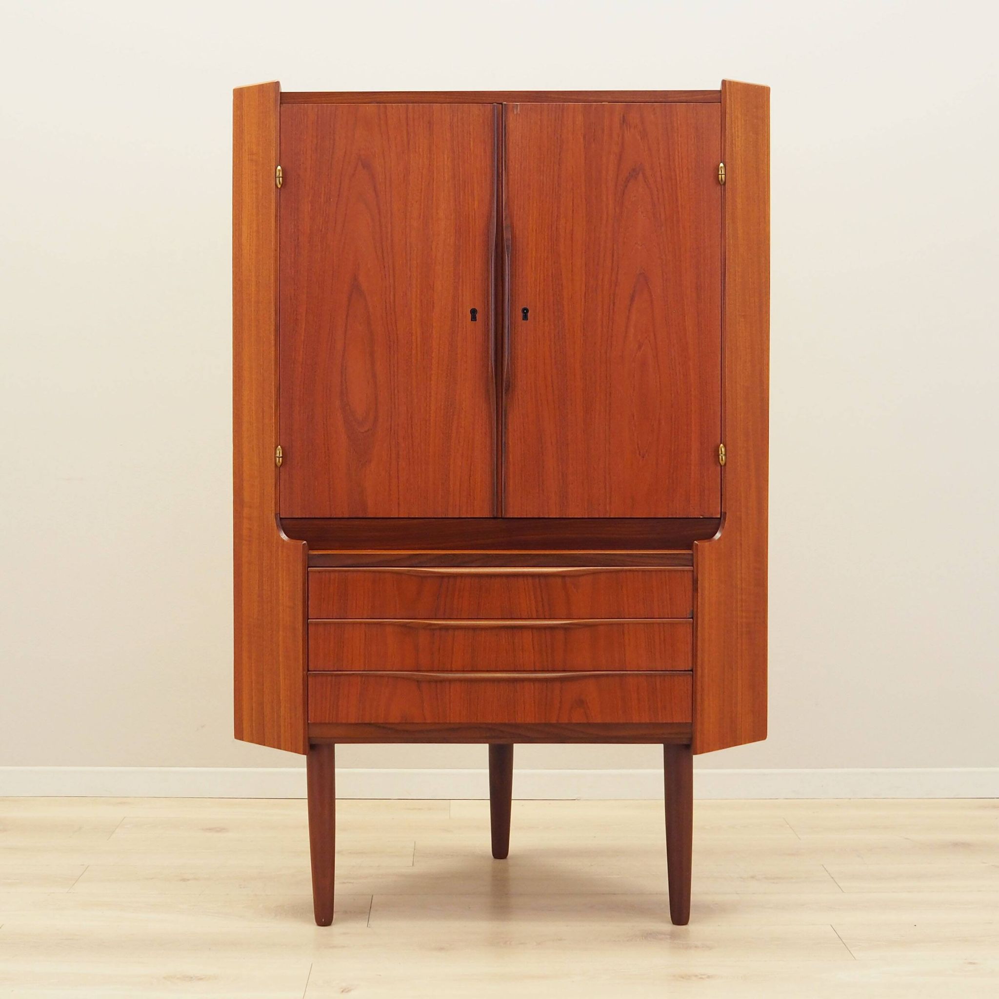 Cabinet d'angle en teck, design danois, années 1970, production : Danemark