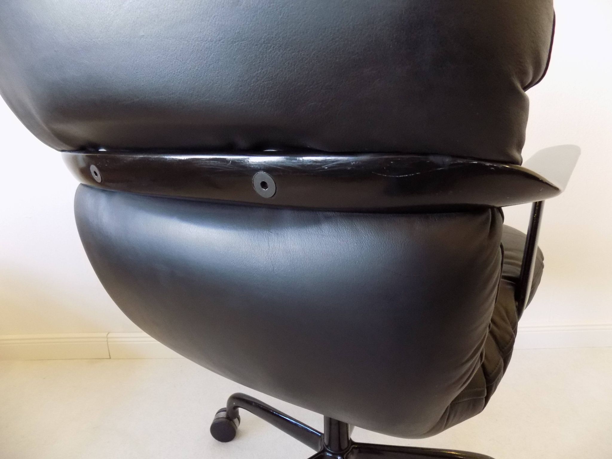 Black leather office chair 2328 by Bruce Hannah & Andrew Morrison