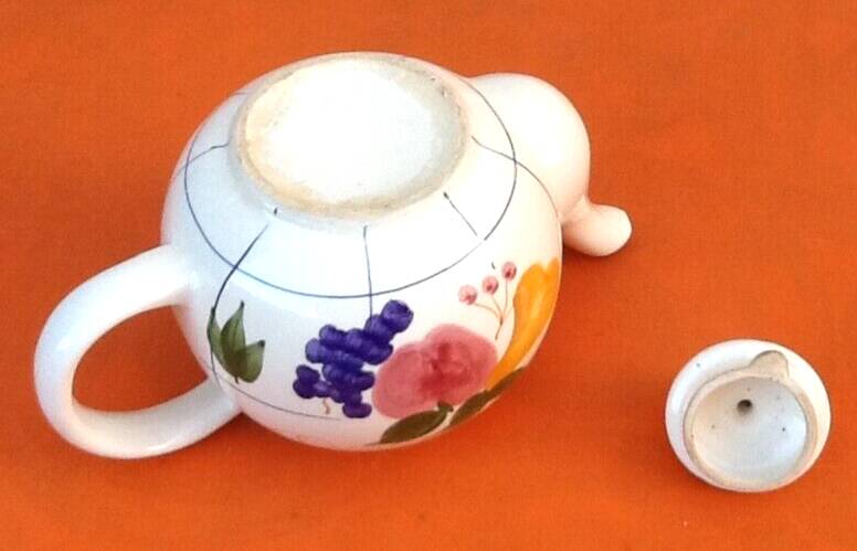 Coffee / teapot ball shape earthenware with fruit decoration