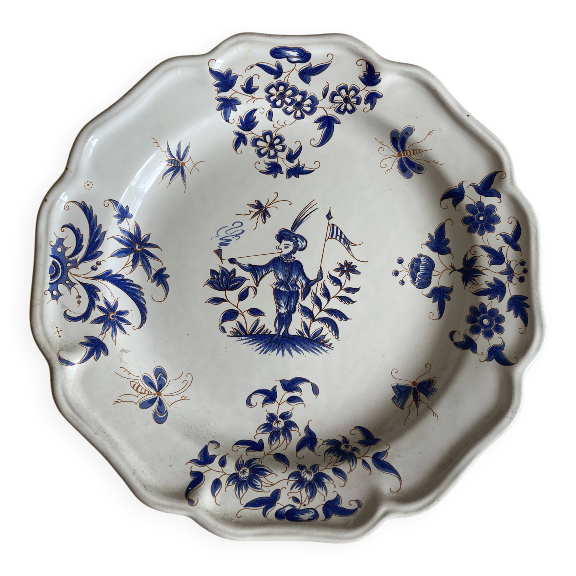 Assiette décorative en faïence de Moustiers décor « Les Grostesques »