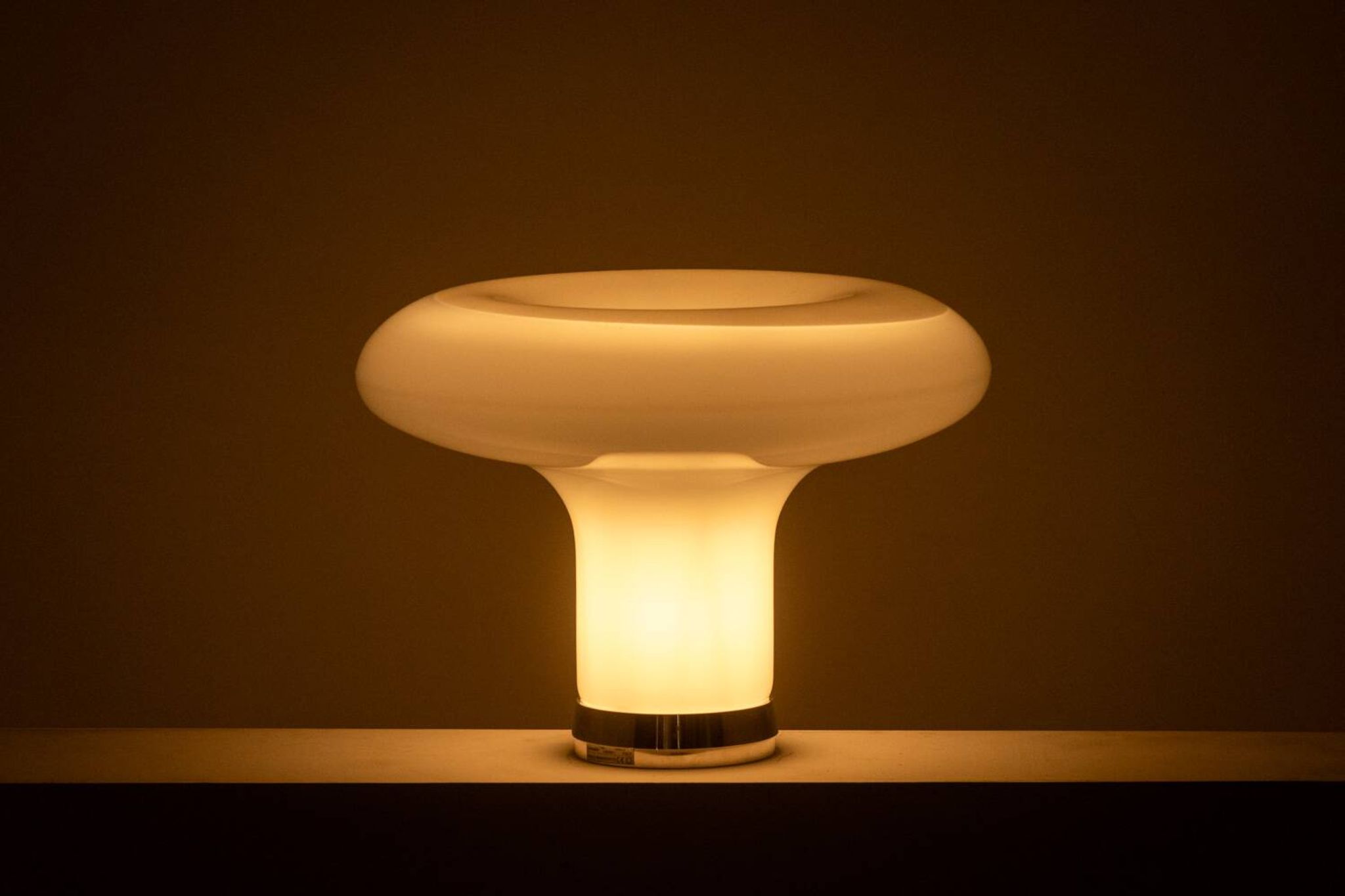 Angelo Mangiarotti. Lampe en opaline et métal chromé. Années 1980.