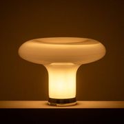Angelo Mangiarotti. Lampe en opaline et métal chromé. Années 1980.